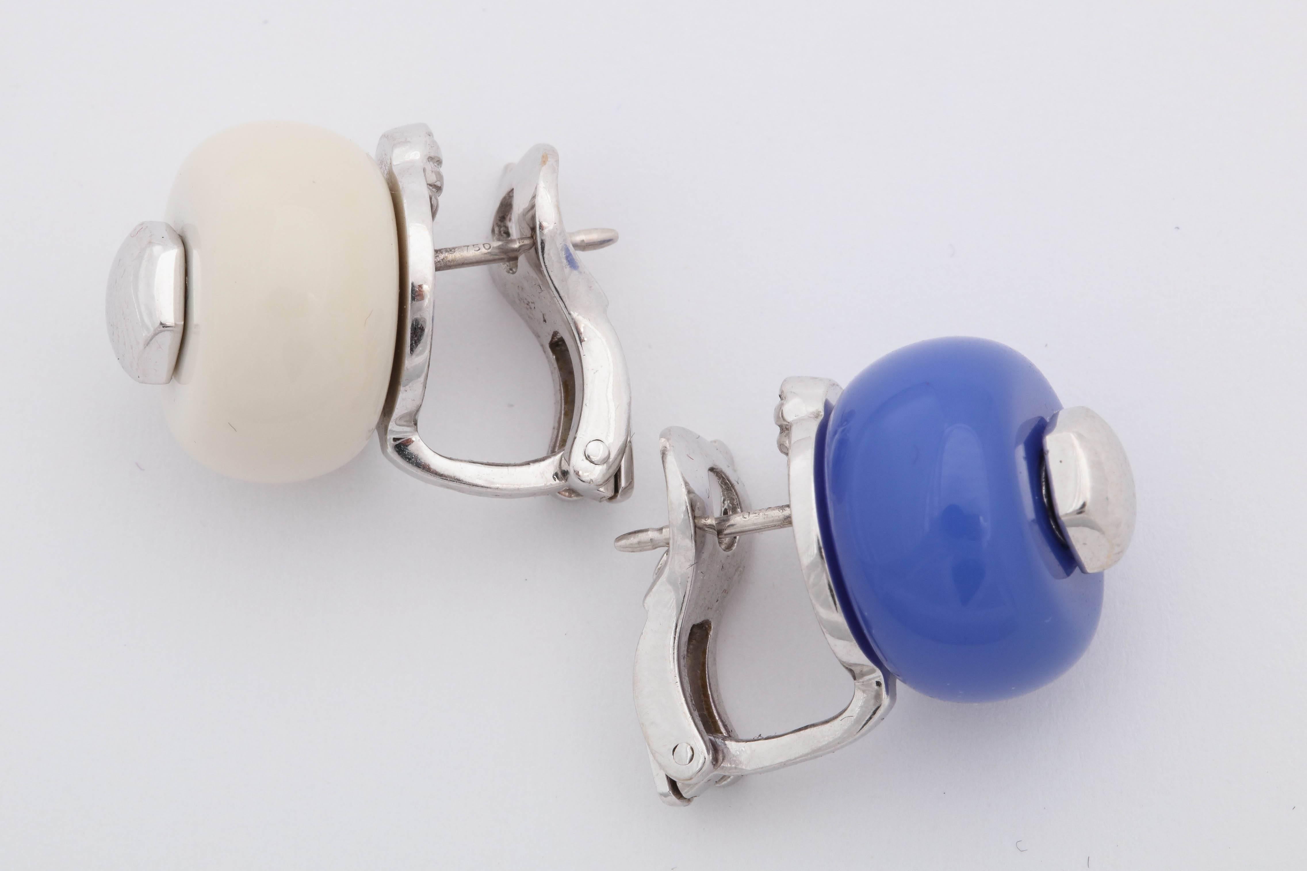 Marina B 1980s Chic Blue Chalcedony and White Agate Circular White Gold Earrings In Good Condition In New York, NY