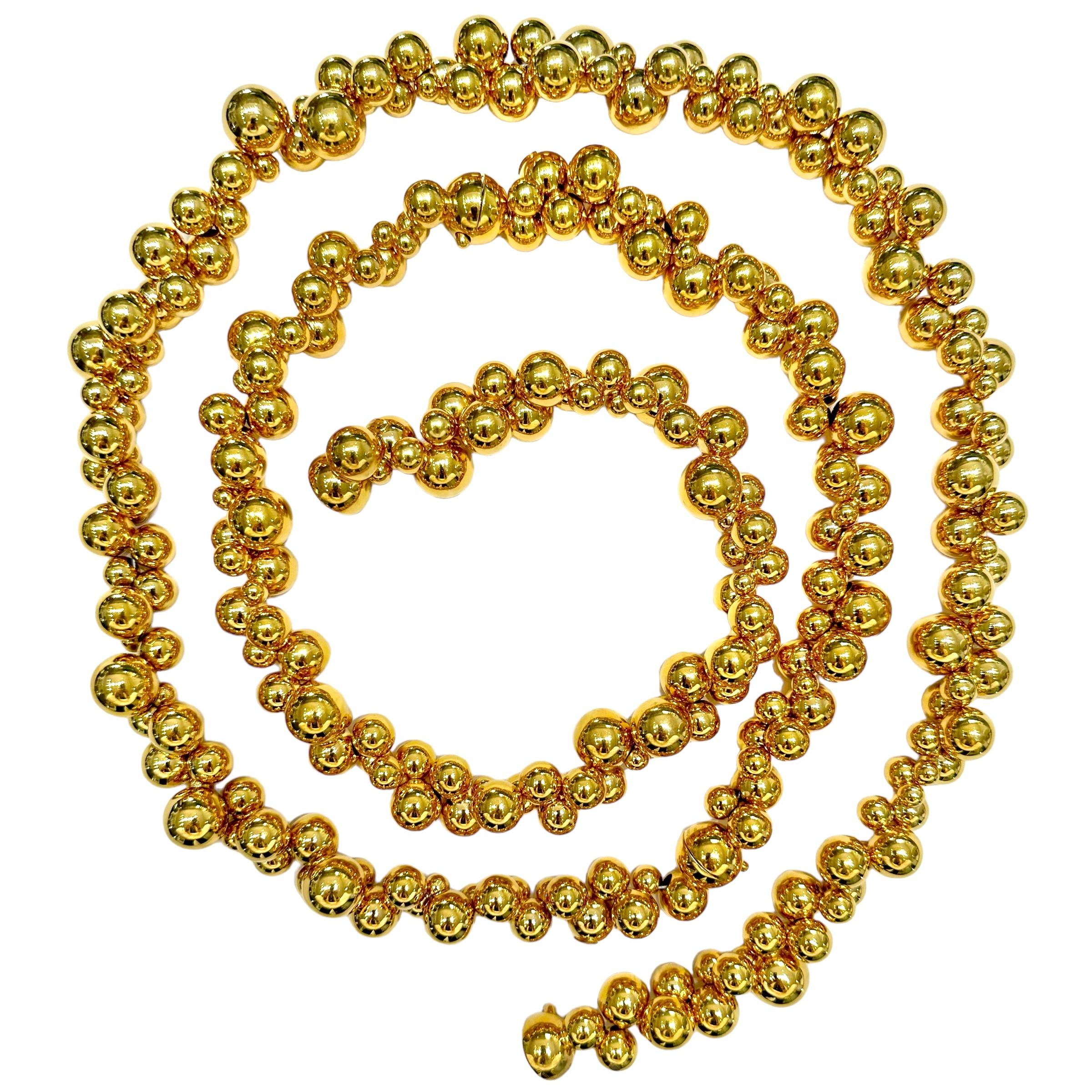 Diese besondere Marina B Atomo Halskette aus 18k Gelbgold, Armband Kombination wirklich  steht für  der Inbegriff dieses Modells. Wenn sie als einzelner Strang getragen wird, misst sie erstaunliche 49 Zoll in der Länge. Getrennt besteht es aus drei