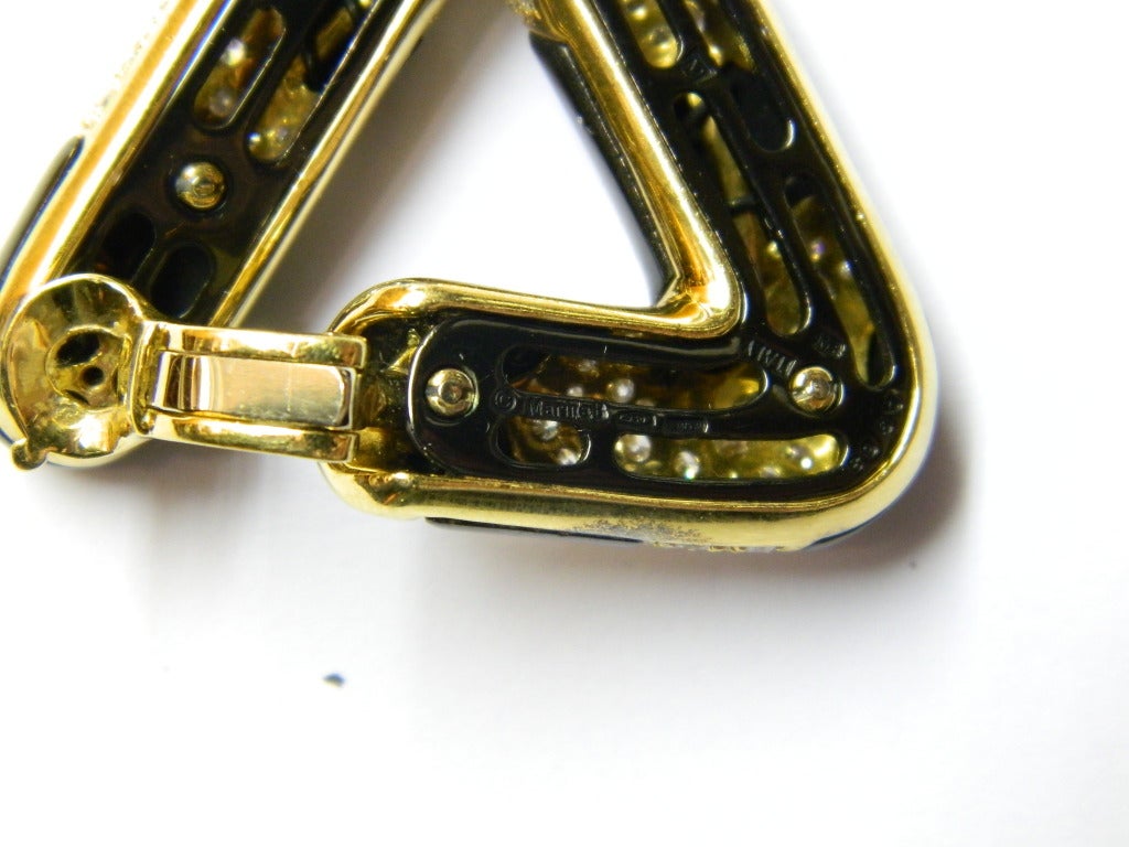 Ein raffiniertes Paar Ohrringe, 1987 in Italien von Marina B. hergestellt, mit ca. 10 ct Diamanten im Brillantschliff, teilweise schwarz emailliert, aus 18 kt Gelbgold.