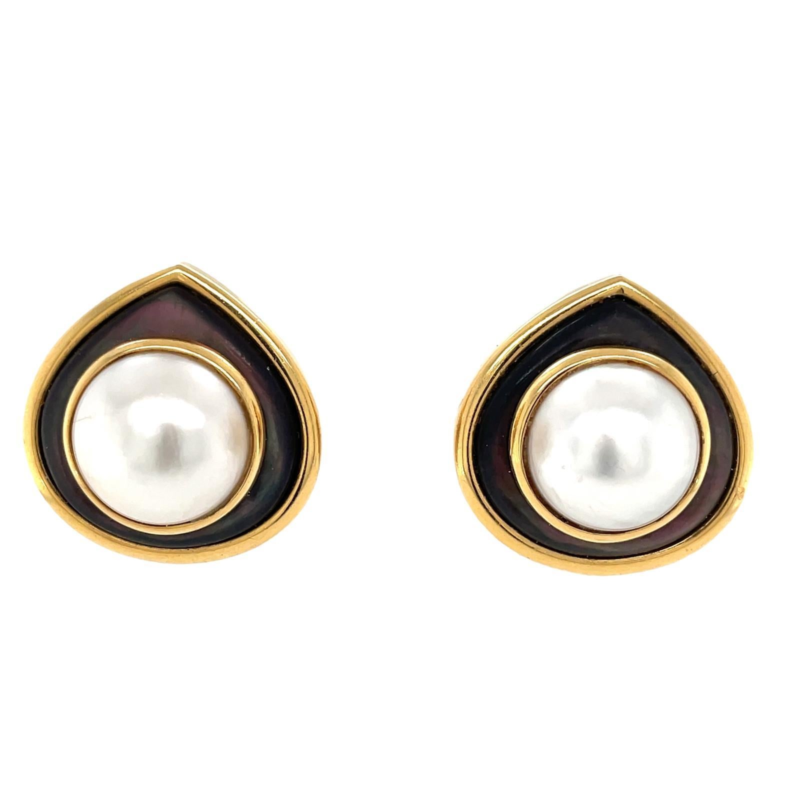 Precious 18 kt yellow gold earrings decorated with carved black mother-of-pearl and topped with a Mabe pearl Clip system for non-pierced ears (thread missing) Signed, numbered, master mark MB (Marina Bulgari) H: 2.4 cm - W: 2,5 cm - ø pearl: 13 - 14