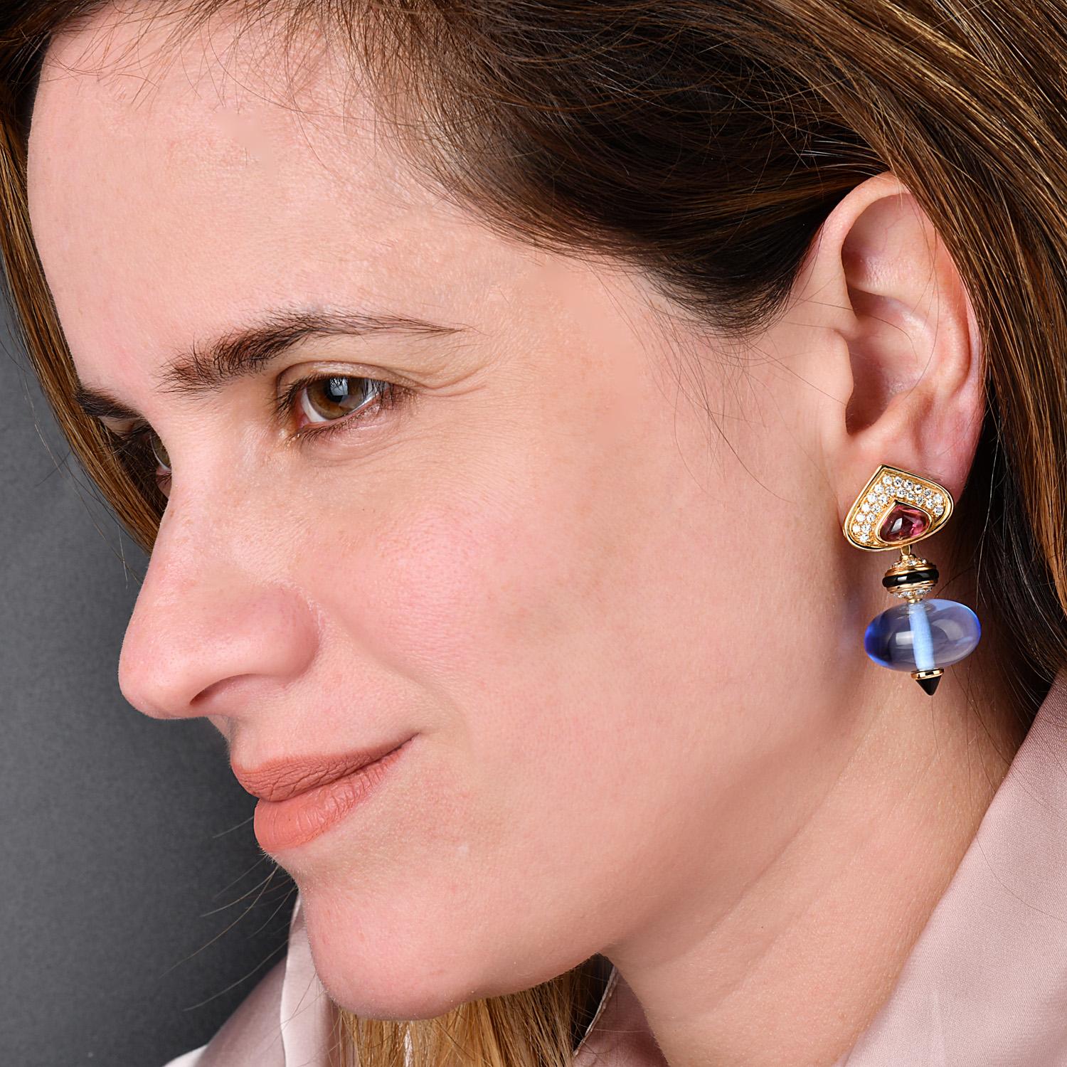 Un par de pendientes en forma de gota de Marina Bulgari, alias Marina B, de oro amarillo de 18 quilates, de color azul y rosa intercambiable, engastados con diamantes naturales, ónice y turmalinas, con fondos desmontables. que pueden llevarse en