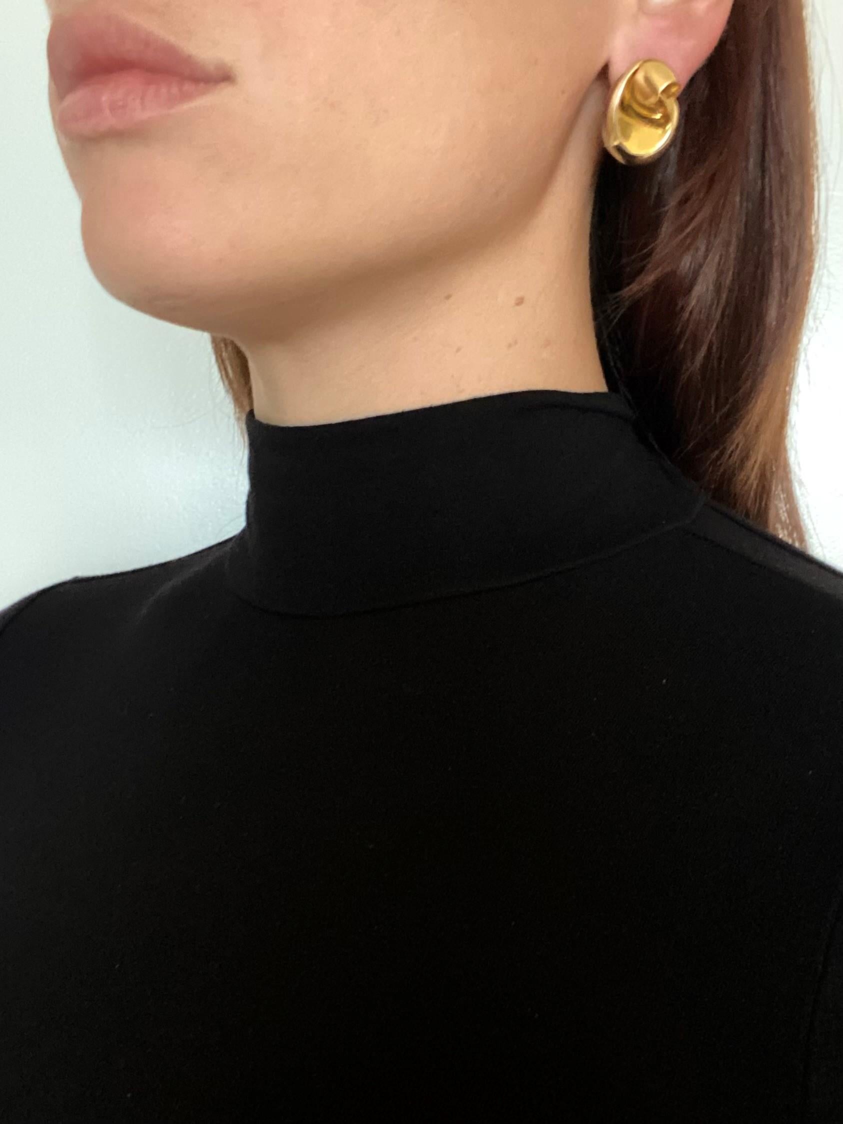 Swirl Vertigo earrings designed by Marina B.

Beautiful swirl pair created in Milano Italy by the jewelry house of Marina Bvlgari. These free-form geometric clips-earrings are part of the iconic collection named Vertigo.They has been crafted in two