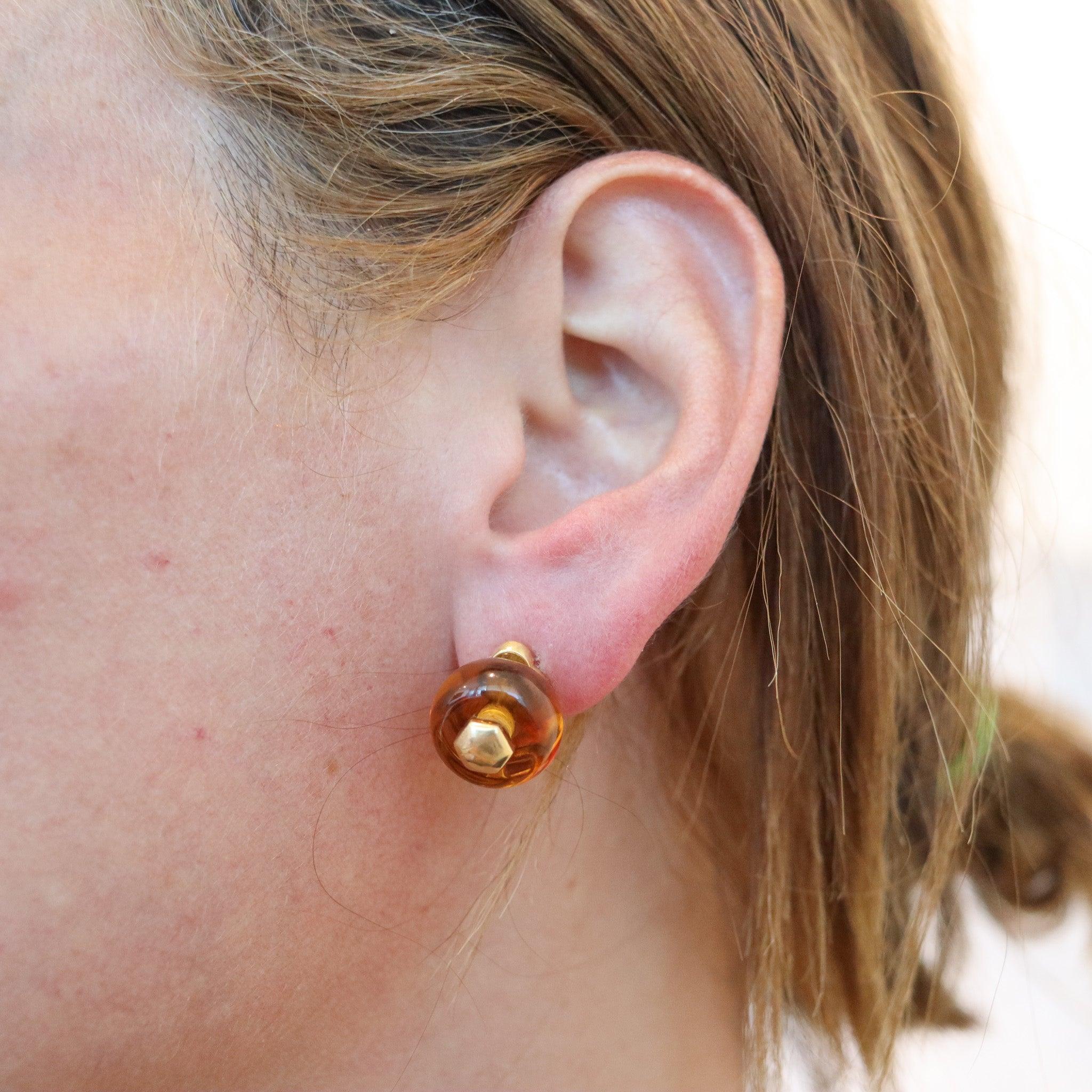 Paar Kardan-Ohrringe, entworfen von Marina B. (Bvlgari).

Dies ist ein sehr schönes und jugendliches Paar Ohrclips, das von Marina B. im Jahr 1977 in Mailand entworfen wurde. Die Ohrringe sind aus der beliebten Cardan-Kollektion, gefertigt aus