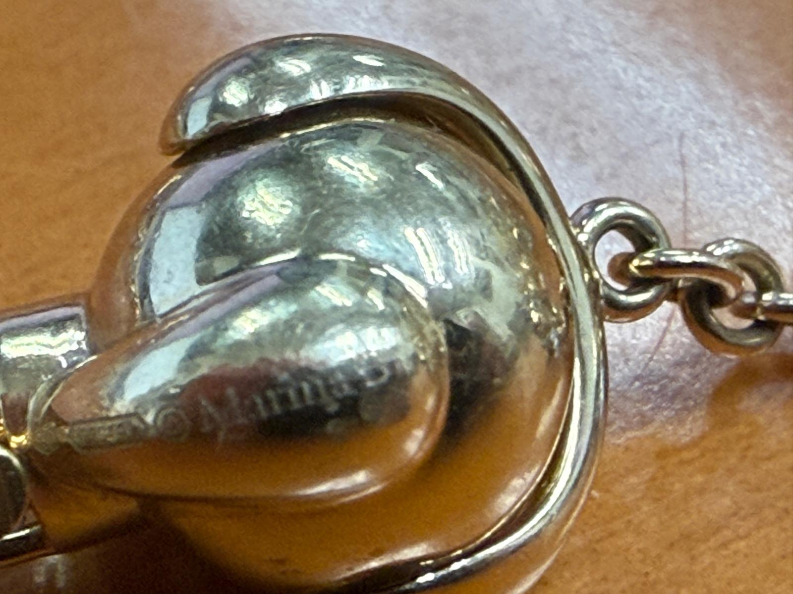 Magnifique collier de perles de Marina B.
Éléments de pierres précieuses en vedette incluant, mais sans s'y limiter, l'améthyste
Serti en or jaune 18k
Poids brut : 100.1 grammes
Longueur : 36 pouces
État général : Très bon. Marqué #380118 et 