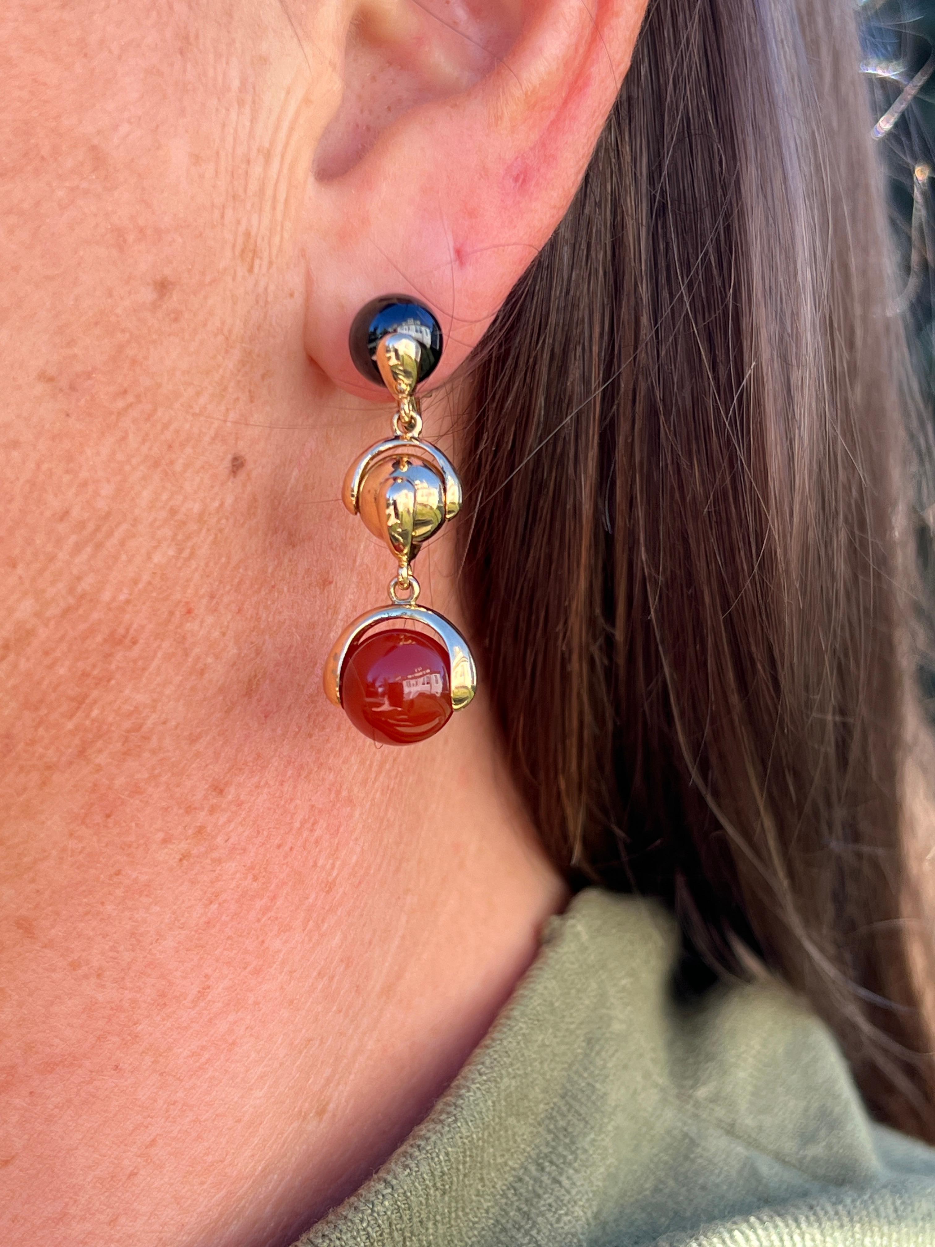 Ein Paar Marina B Cardan Ohrringe aus 18 Karat Gelbgold mit je einer 10 mm großen Karneolperle und einer 8,07 mm großen runden schwarzen Onyxperle. Sie können mit oder ohne Ohrlöcher getragen werden, da sie mit einem einzigartigen