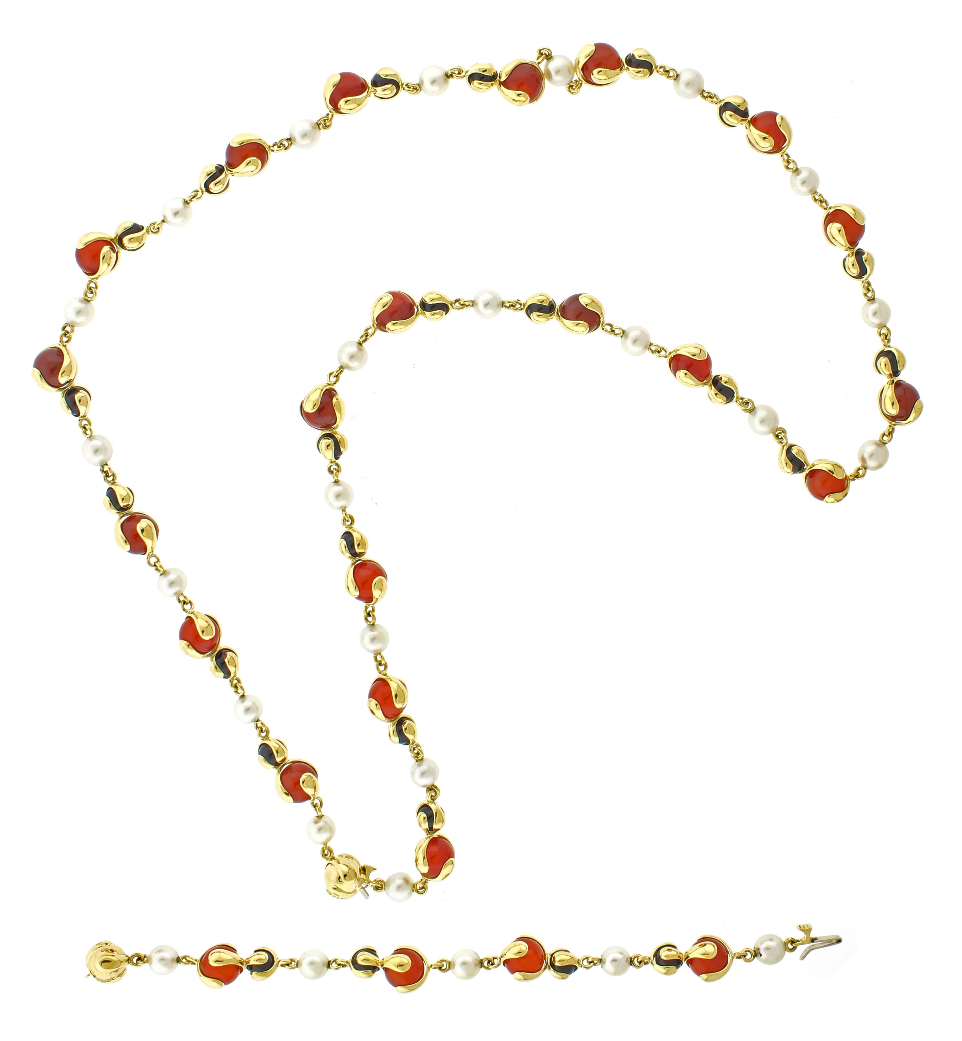 Die Kollektion Marina B vibrant Cardan zeichnet sich durch ein einzigartiges Design aus fadenlosen Perlen aus, bei dem Halbedelsteine durch ein flexibles Verbindungssystem elegant miteinander verbunden sind, das von der kardanischen Verbindung eines