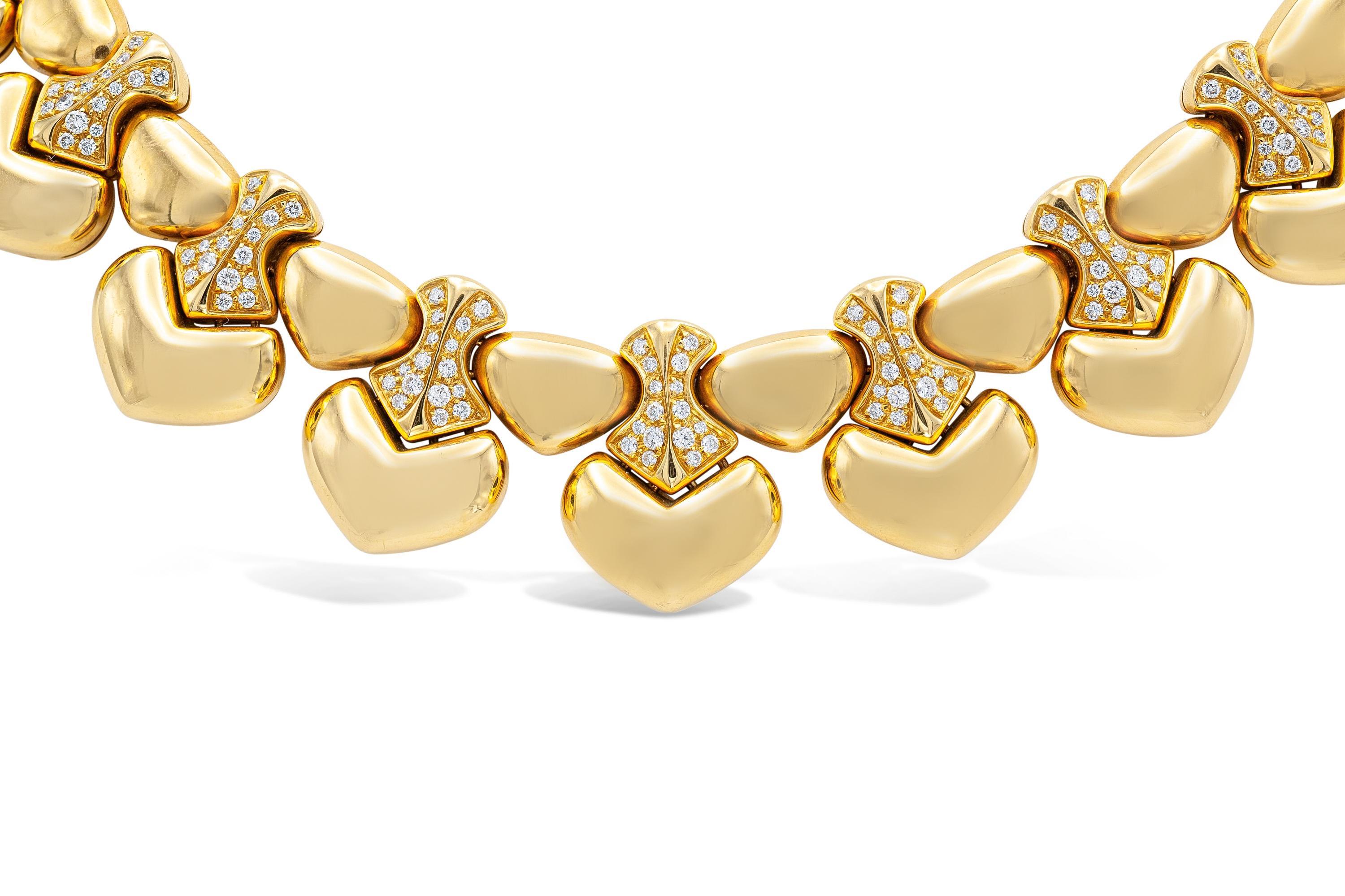 Finement travaillée en or jaune 18k et diamants de taille ronde et brillante.
Signé par Marina B
14 1/2 pouces de long