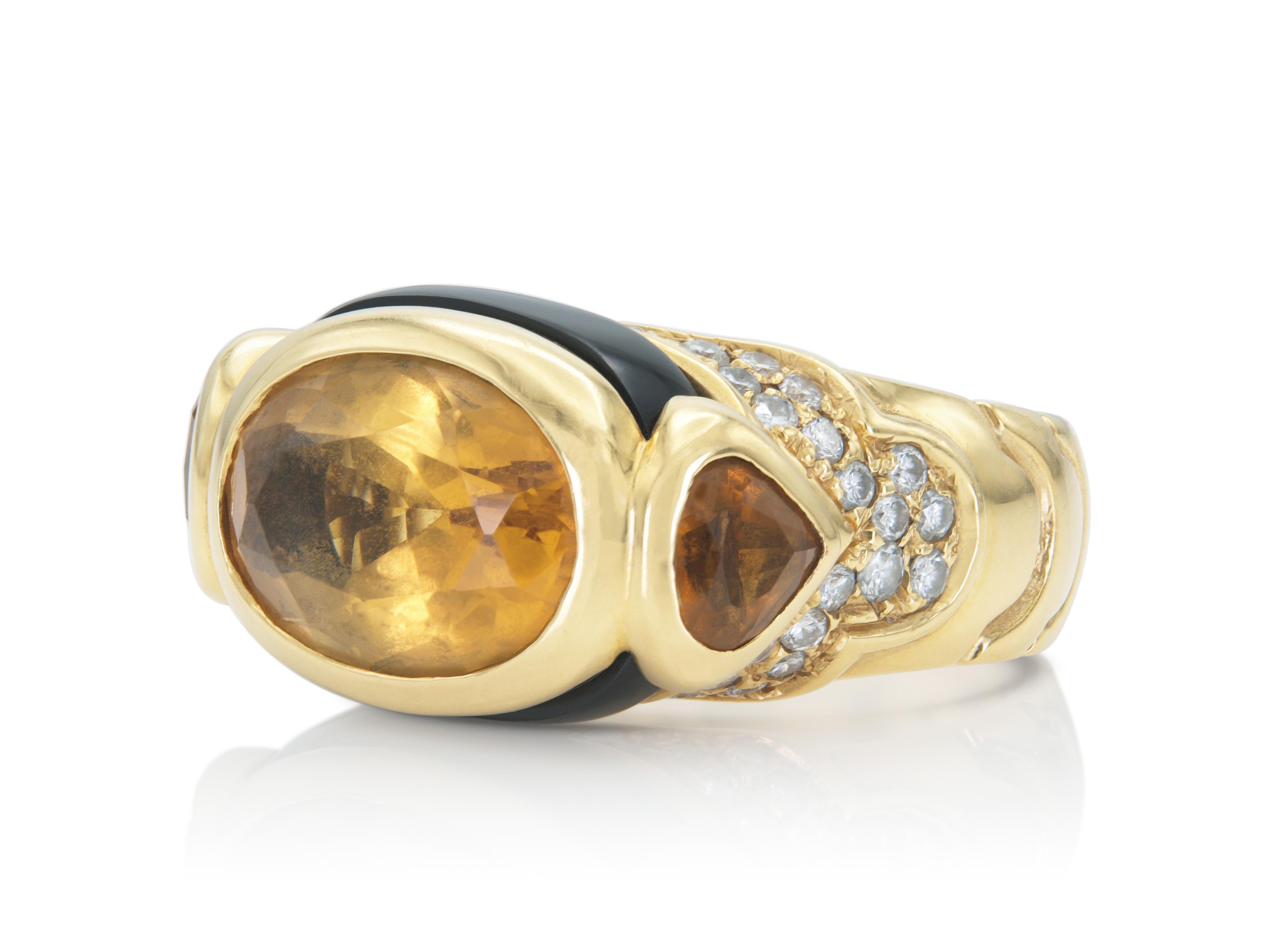 Finement réalisée en or jaune 18 carats avec une citrine ovale au centre, deux citrines en forme de poire sur le côté, un onyx et des diamants ronds de taille brillante.
Signé par Marina B
Taille 4 1/2, redimensionnable