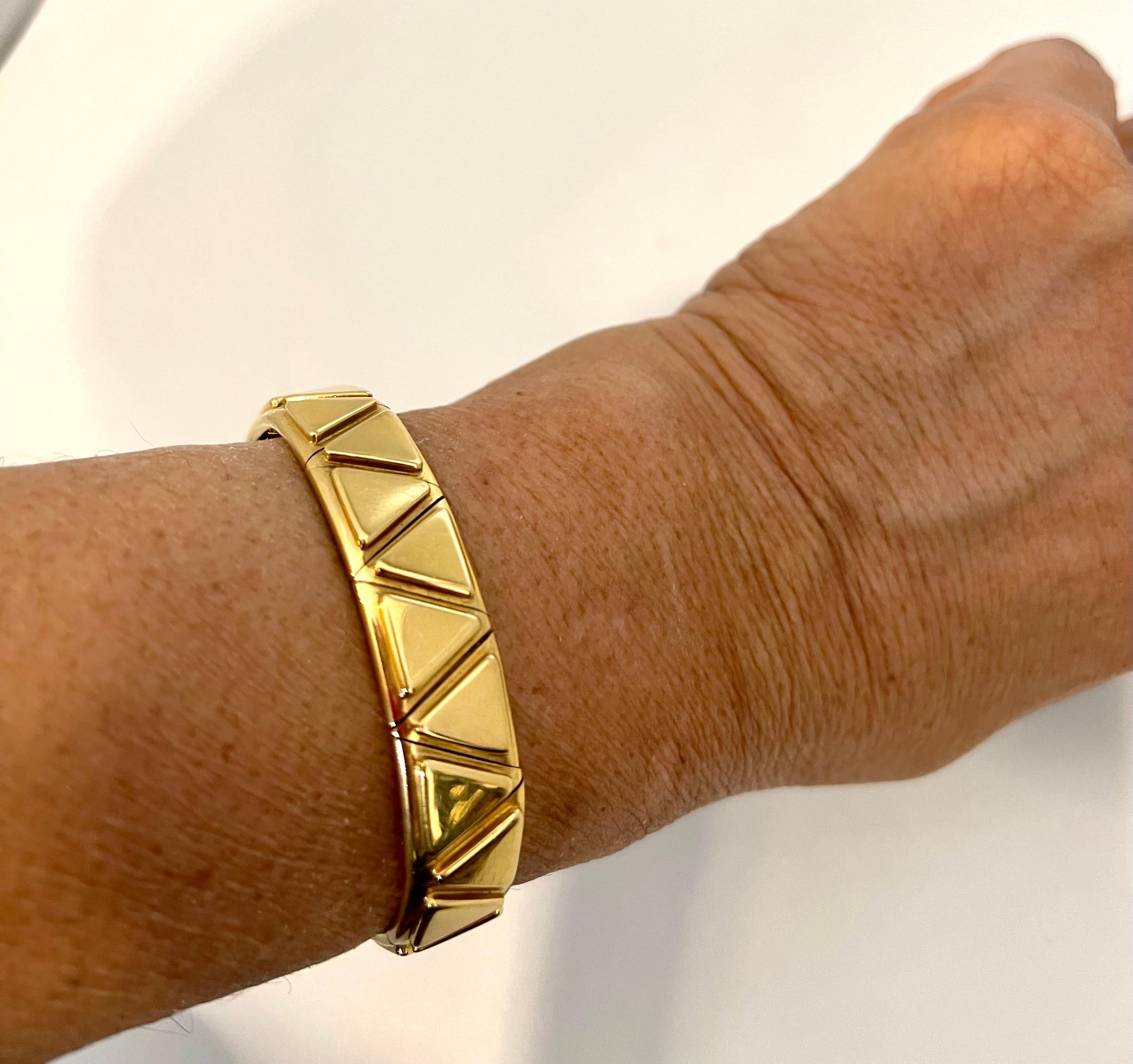 Marina B Cuff Pair in 18 Karat Yellow Gold 90 Gm Triangoli Collection For Sale 4