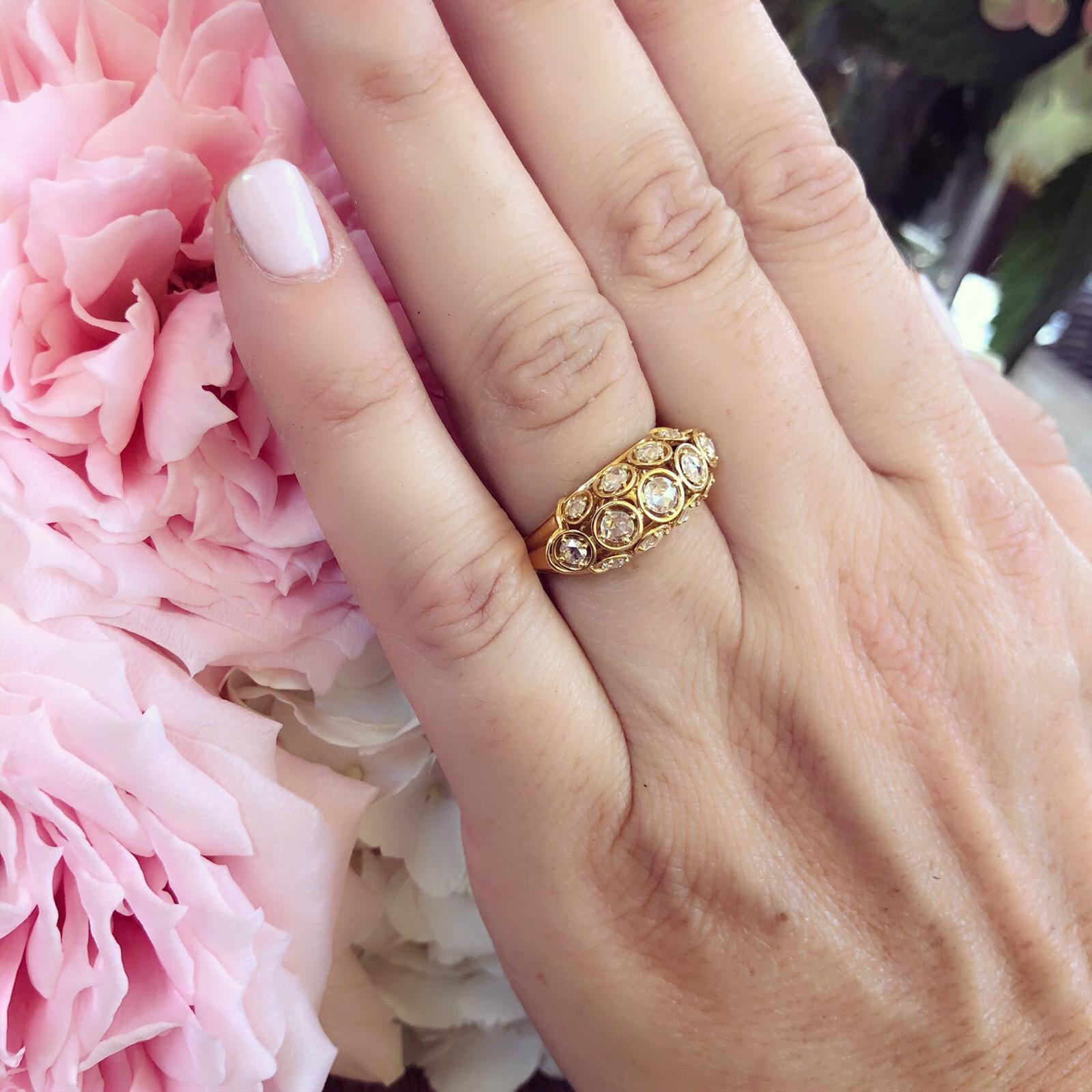 Dieser einzigartige Ring aus 18 Karat Gold, entworfen von der berühmten Designerin Marina B. aus der einzigartigen Bulgari-Familie, wird Ihr nächstes Lieblingsstück werden! Das offene, gewölbte Design ist mit 13 Diamanten im Rosenschliff mit einem
