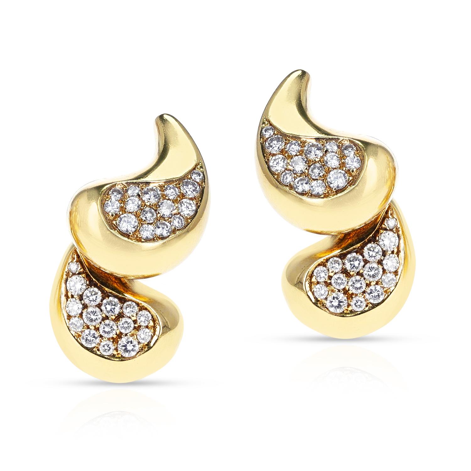Ein Paar stilvolle Marina B Diamant- und Goldohrringe aus 18 Karat Gelbgold.
Das Gesamtgewicht der Ohrringe beträgt 25,28 Gramm. Die Länge des Ohrrings beträgt 1,20 Zoll.
