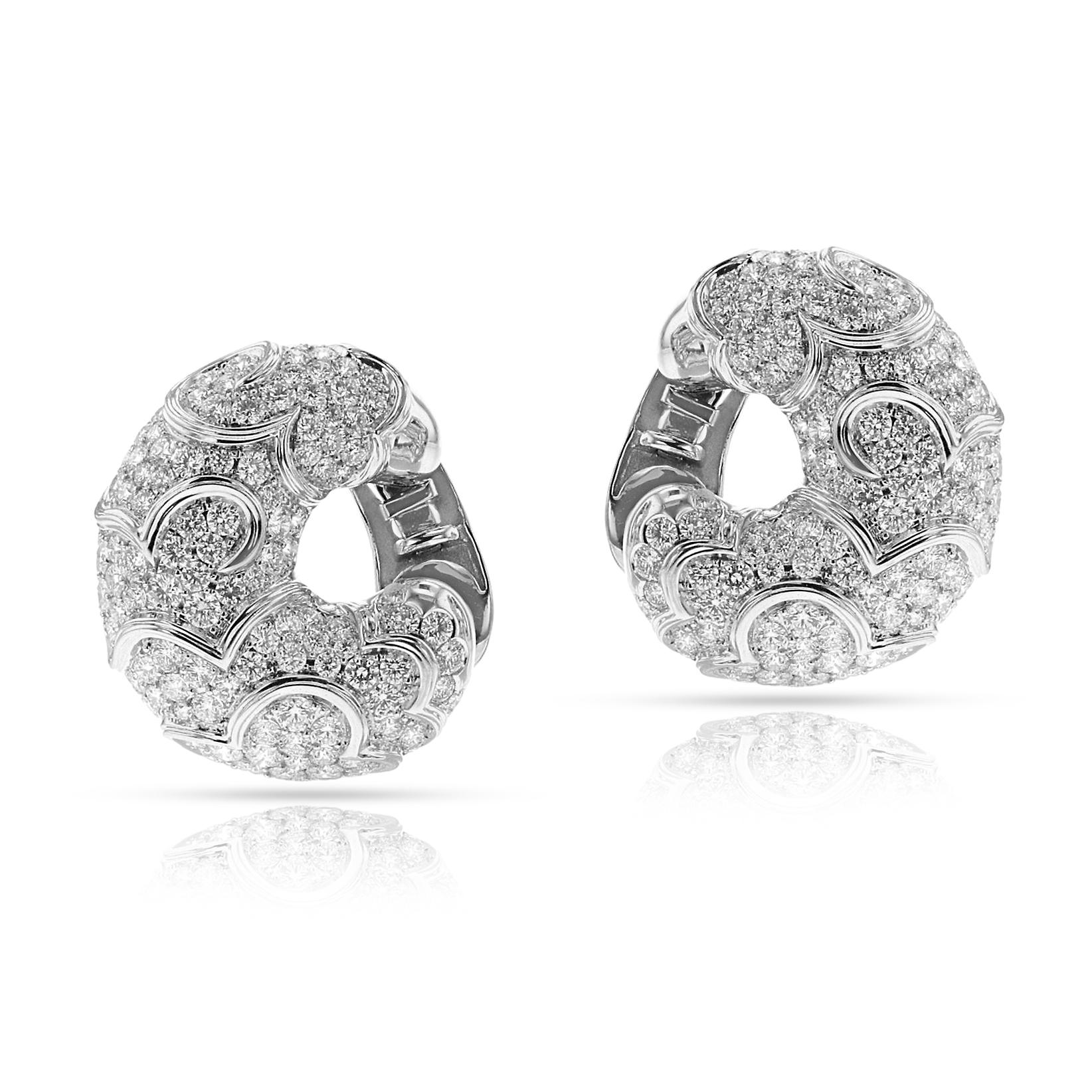 Paire de boucles d'oreilles cocktail en or blanc 18 carats et diamants de Marina B. Les diamants pèsent environ 7,5 carats et sont de couleur F, pureté VVS. Les dimensions sont de 1,2 x 1,1 pouces. Le poids total de la boucle d'oreille est de 31.79