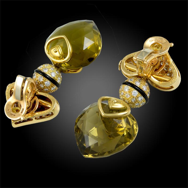 Un espectacular par de pendientes de Marina B, excepcionalmente elaborados en Francia, que datan de la década de 1960. Cada pendiente presenta una turmalina en forma de gota tallada en damero, sostenida por formas de oro amarillo de 18 quilates