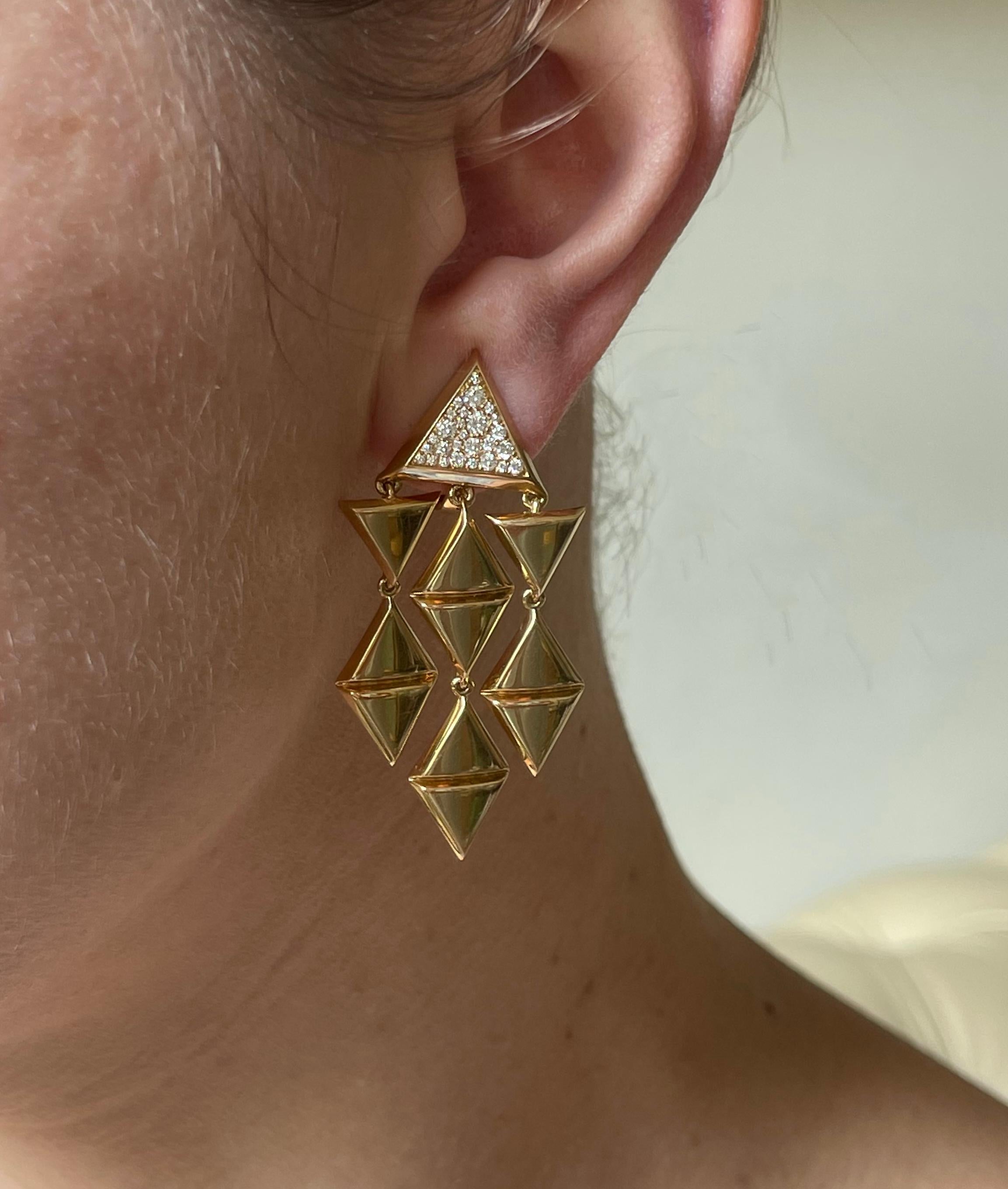Paar Kronleuchter-Ohrringe aus 18 Karat Gold von Marina B., verziert mit ca. 0,60ctw G.VS Diamant. Die Ohrringe messen 2 1/8