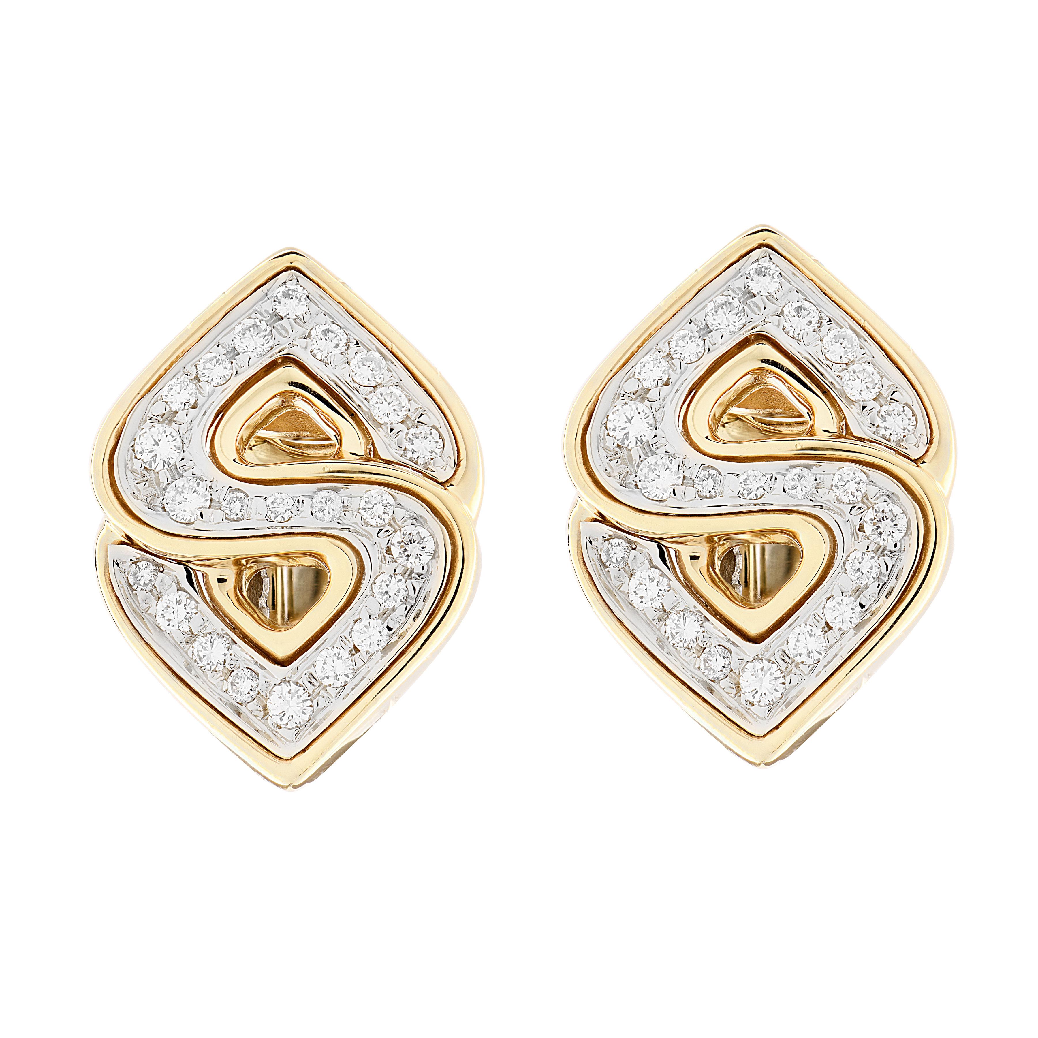 Créées par la visionnaire créatrice italienne Marina B, ces boucles d'oreilles saisissantes témoignent de son esthétique audacieuse et innovante. Réalisé en Italie en or jaune et blanc 18 carats, le design présente d'élégants motifs en 