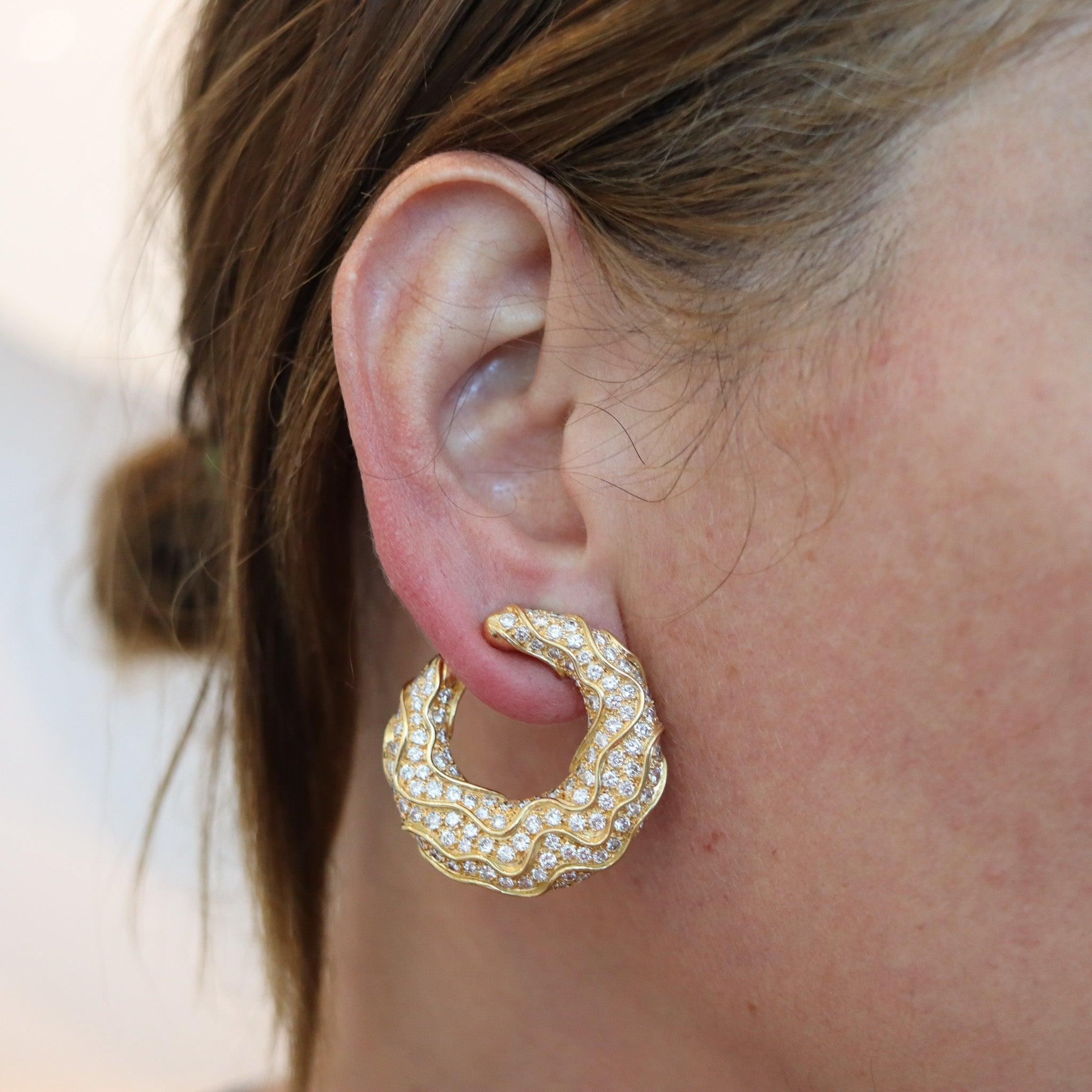 Pardy earrings designed by Marina B.

Fabulous pair of hoops clips-earrings, created in Milano Italy by the jewelry house of Marina Bvlgari, back in the 1985. These very rare earrings are part of the iconic collection named Ondas, made in very a
