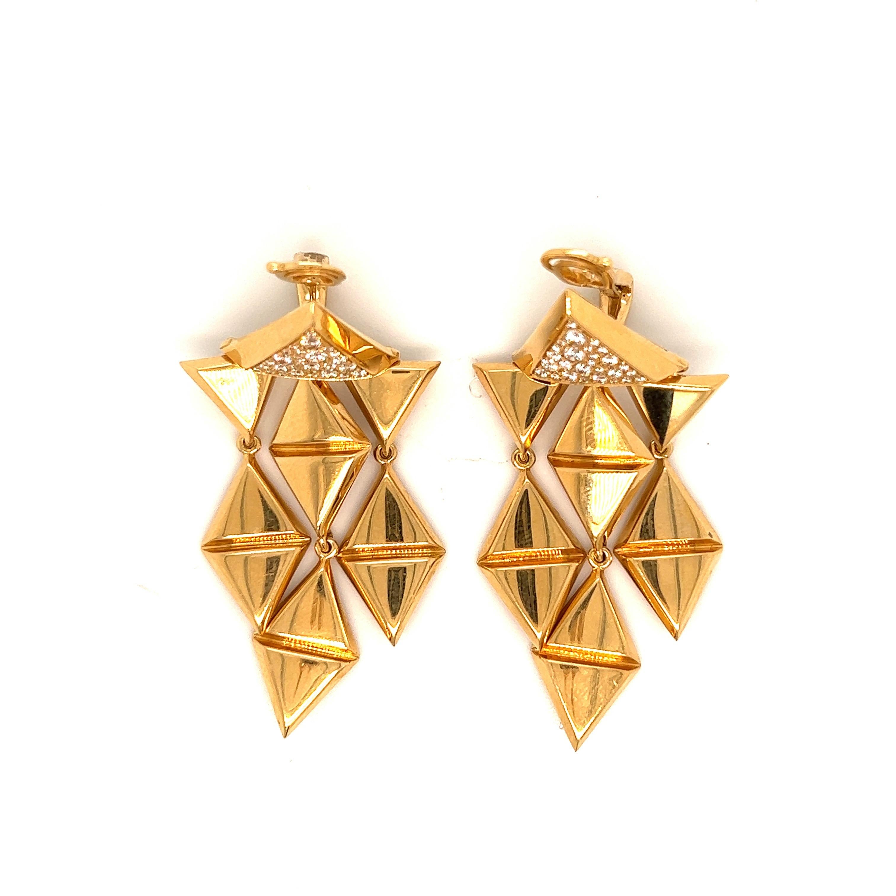Marina B gold and diamond ear clips

Pavé-set diamonds with suspended cascades of triangular links, 18 karat yellow gold; marked Marina B, Italy, 750, 234067, 2294AL

Size: length 2.13 inches
Total weight: 21.9 grams