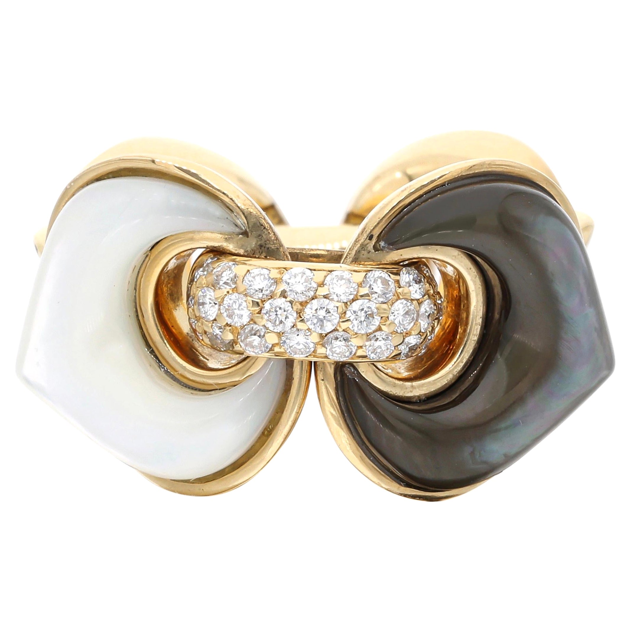 Anello in oro, madreperla e diamanti di Marina B. in vendita