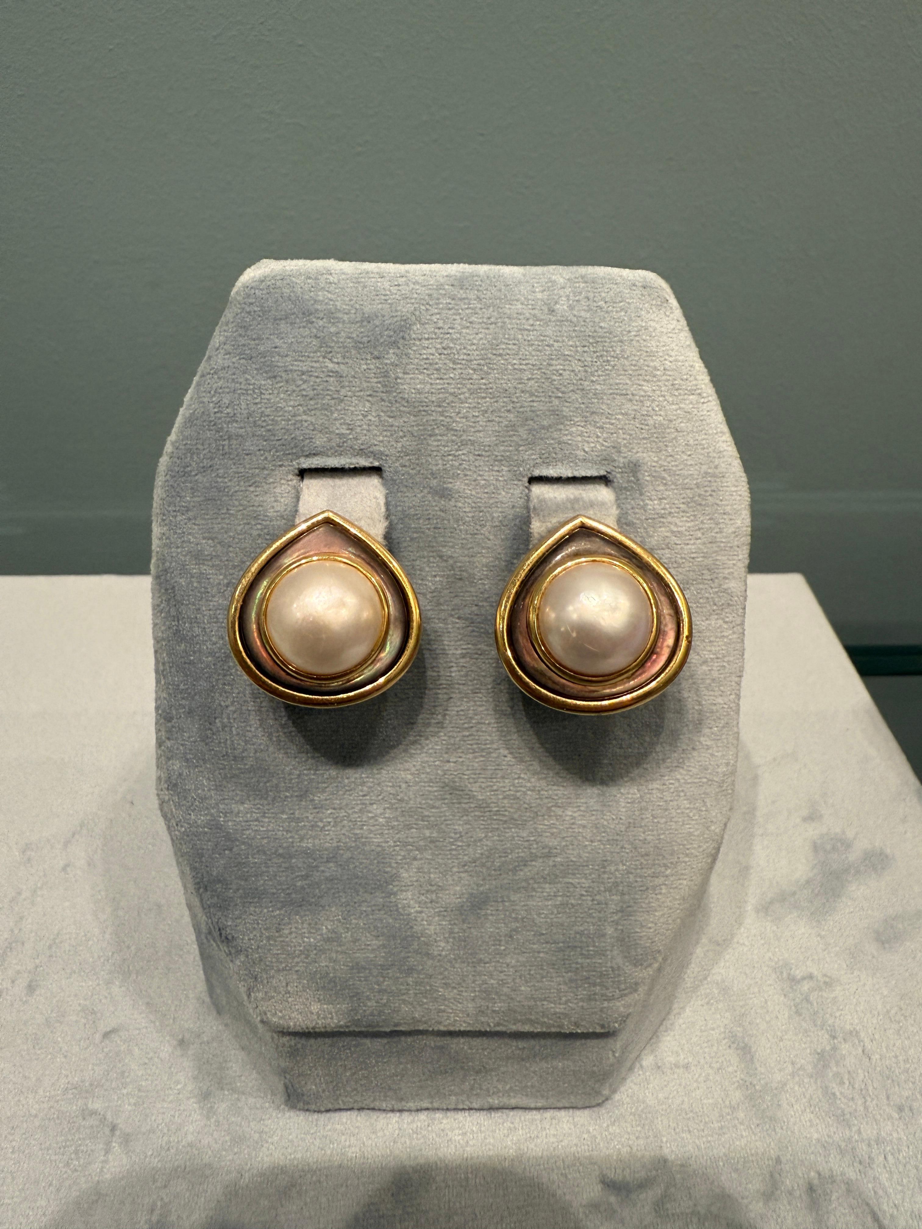 Orecchini in oro giallo 18 kt, eleganti e alla moda, decorati con madreperla nera intagliata e sormontati da una perla Mabe Sistema a clip per orecchie non forate (filo mancante) Firmati, numerati, marchio del maestro MB (Marina Bulgari) H. 2,4 cm -