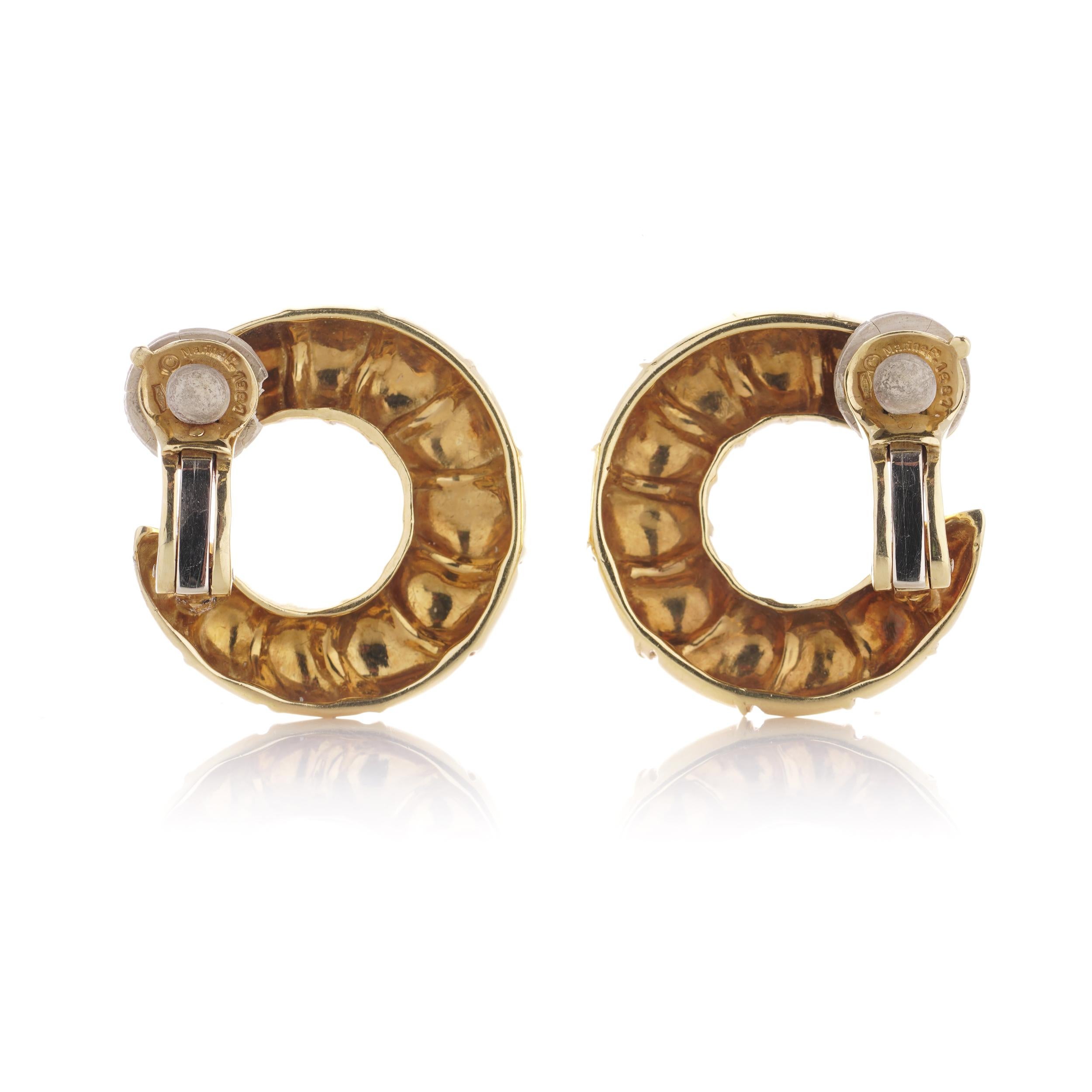 Marina B. Milan 18kt yellow gold vintage pair of hoop ear clips in a scallop design.
Signed Marina B. Italian hallmarks, Italy.
Made in Italy, Circa 1990s

The swirl earrings are crafted in Milan, Italy by the renowned Marina Bvlgari jewellery