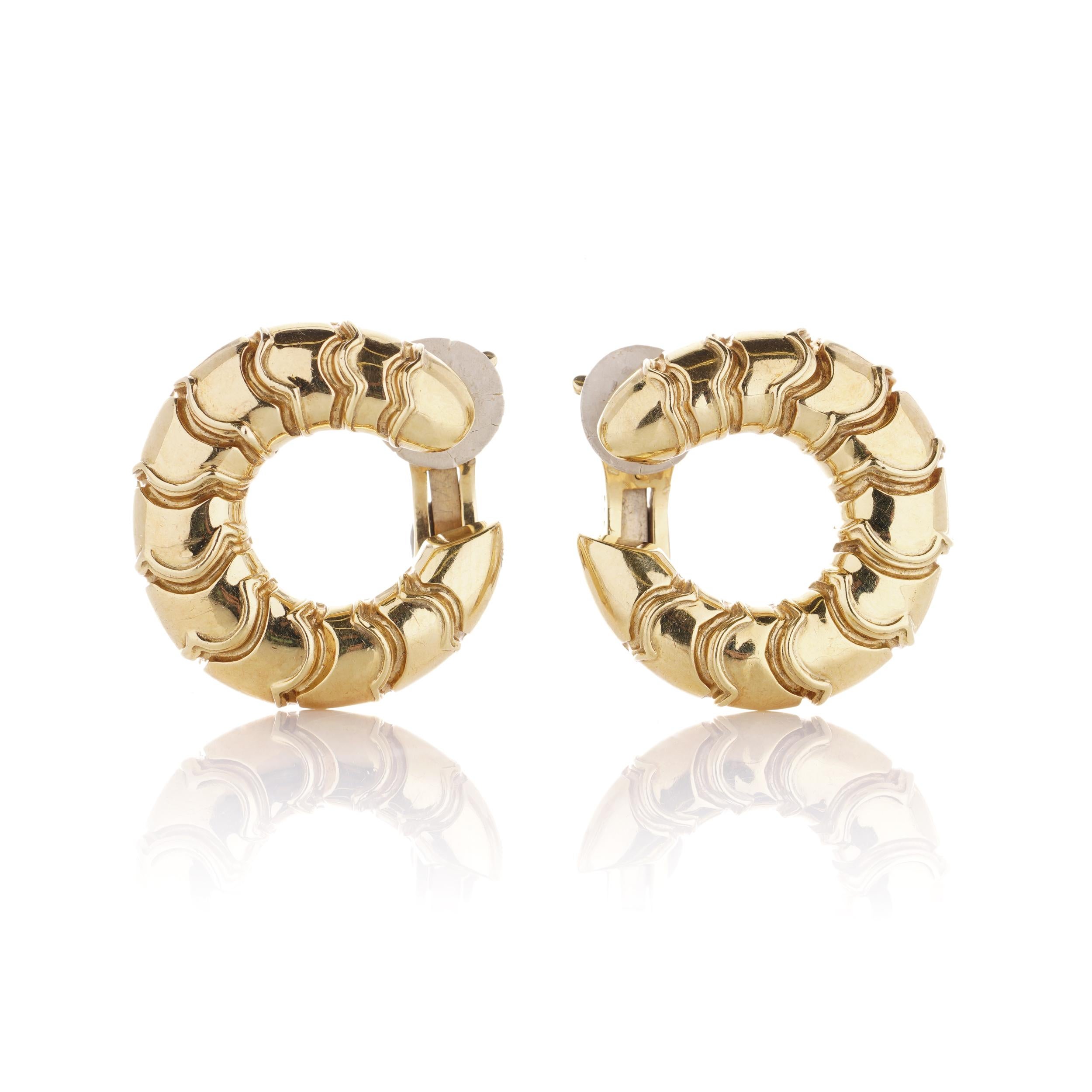 Marina B. Milan 18kt gold vintage pair of hoop ear clips in a scallop design For Sale 3