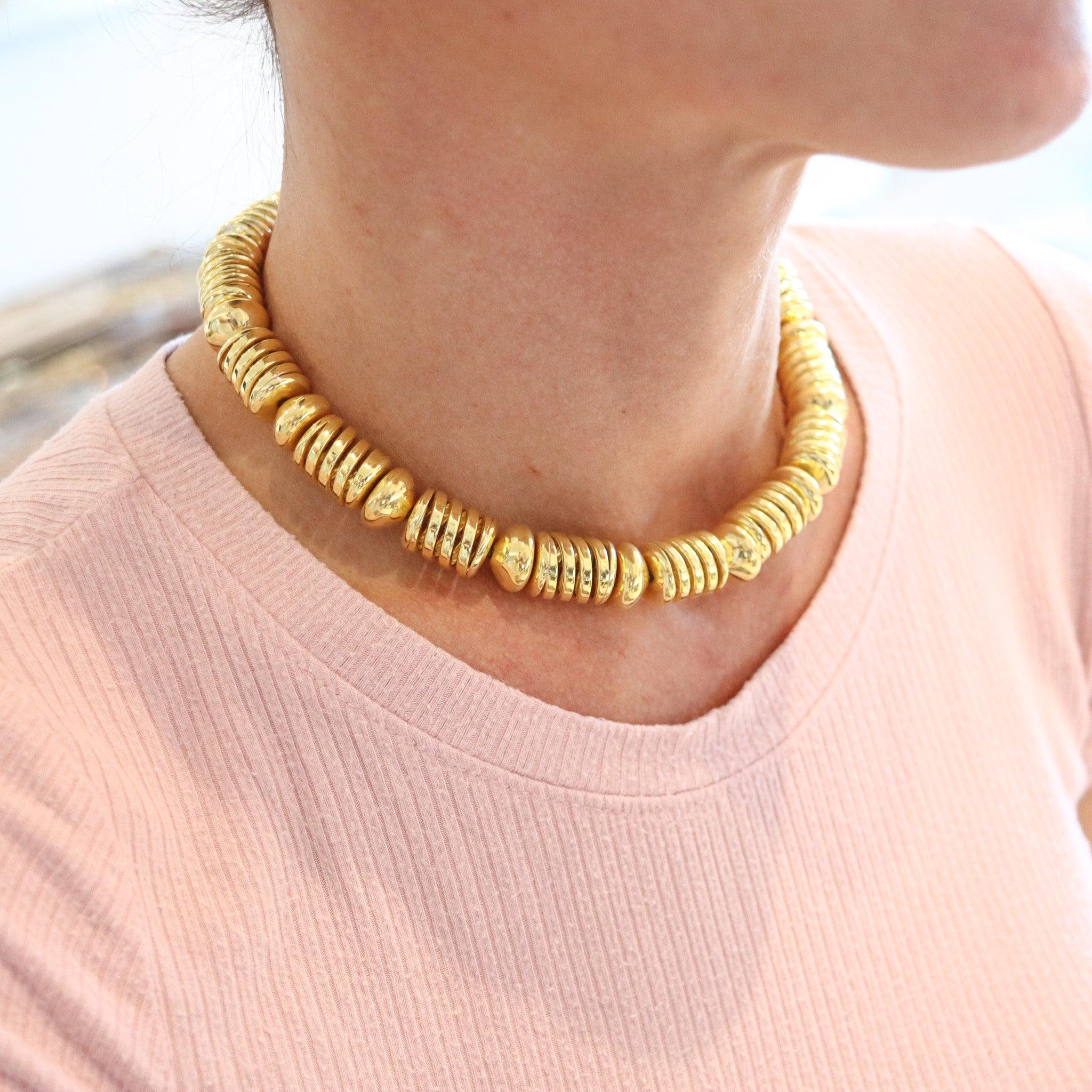 Collier de printemps conçu par Marina B. (1930-2024).

Il s'agit d'un collier très rare créé à Milan en Italie par la maison de joaillerie emblématique Marina B. en 1994. Le collier fait partie de la collection Spring, qui a été soigneusement