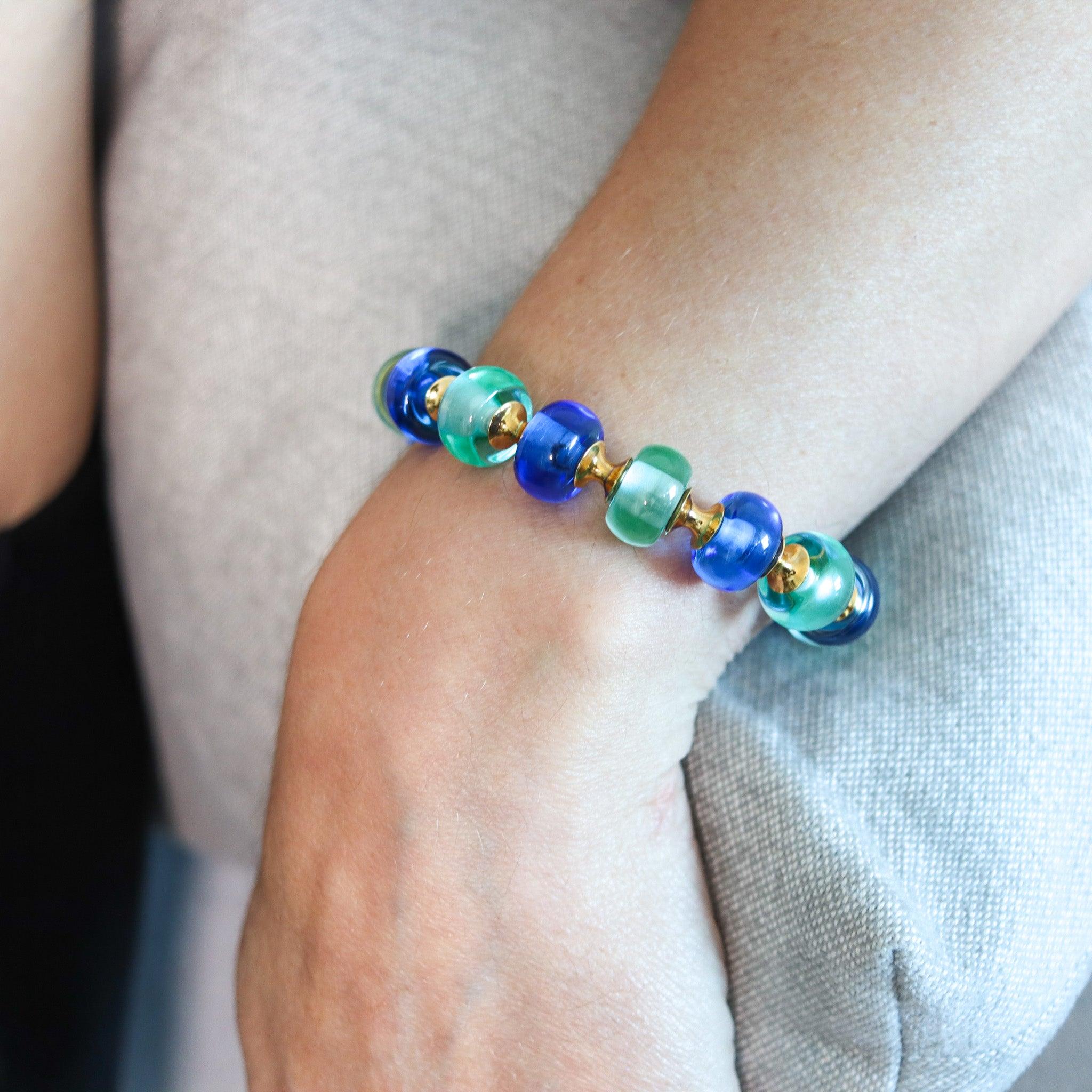 Pneus-Armreif, entworfen von Marina B. (1930-2023).

Dies ist ein fantastischer bunter Armreif, der 1994 von Marina B. in Mailand hergestellt wurde. Das Armband stammt aus der Kollektion Pneus Unthreaded beads und trägt den Namen Cimin. Er ist mit
