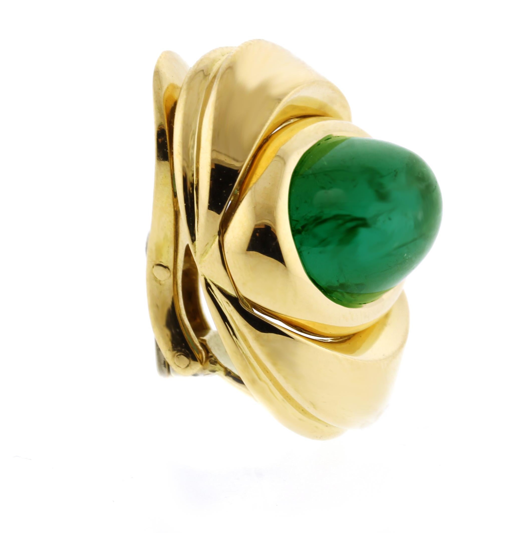 Von  Diese Ohrringe aus der Kollektion Marina B Oca sind mit einem ovalen Cabochon-Turmalin in einer skulpturalen Fassung aus 18 Karat Gold besetzt. Die Ohrclips können durch Hinzufügen eines Pfostens in Ohrlöcher umgewandelt werden
♦ Designer: