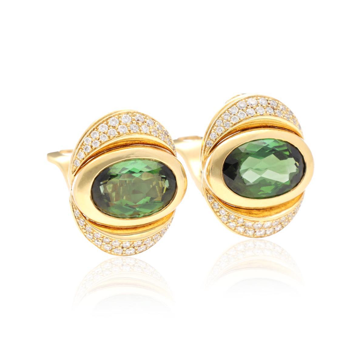 Hommage sculptural à la géométrie audacieuse et aux couleurs vives, ces clips d'oreilles exquis de la collection Marina B. Oca exhalent l'élégance incomparable du design italien des années 1980. Fondée par Marina Bulgari, petite-fille de Sotirio
