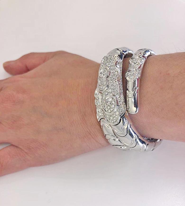 MARINA B Onda Serpentine Diamond Bracelet in 18k White Gold.
Adjustable inner circumference fits most wrist sizes. Measures approx. 0.50″ in width tapering to 0.30″, height ranging 0.15″ extending to 0.35″.

Includes “750” and Italian hallmarks,