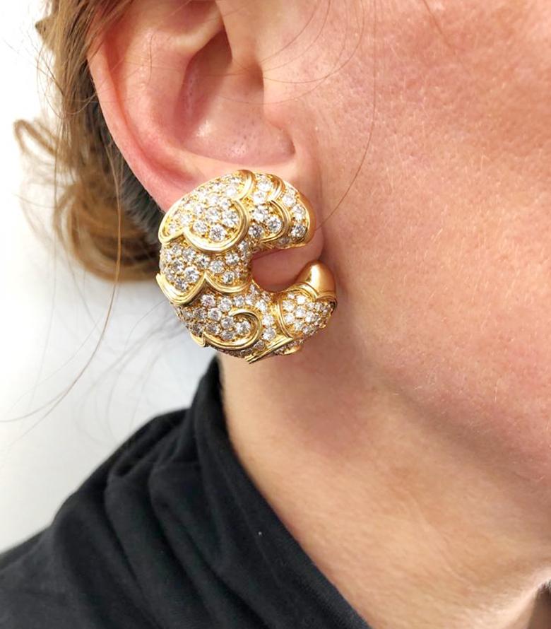 MARINA B Onda Crescent Diamond Earrings in 18k Yellow Gold.
A recognizable pair of Onda on-the-ear clips by Marina B in crescent form.

Diamond weight approx. 12.00 carats total. Measures approx. 1.30″ in length, 1.10″ in width, 0.40″ in height off