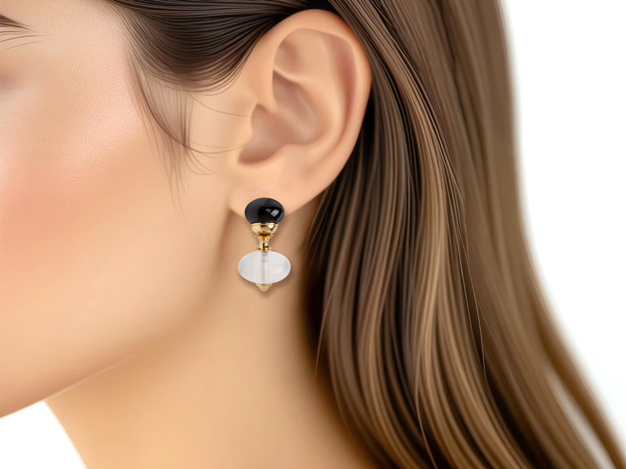 Orecchino d'epoca con perle di onice e cristallo di rocca di Marina B., firmato e numerato. La perlina inferiore misura 20,60 mm x 12,65 mm.  