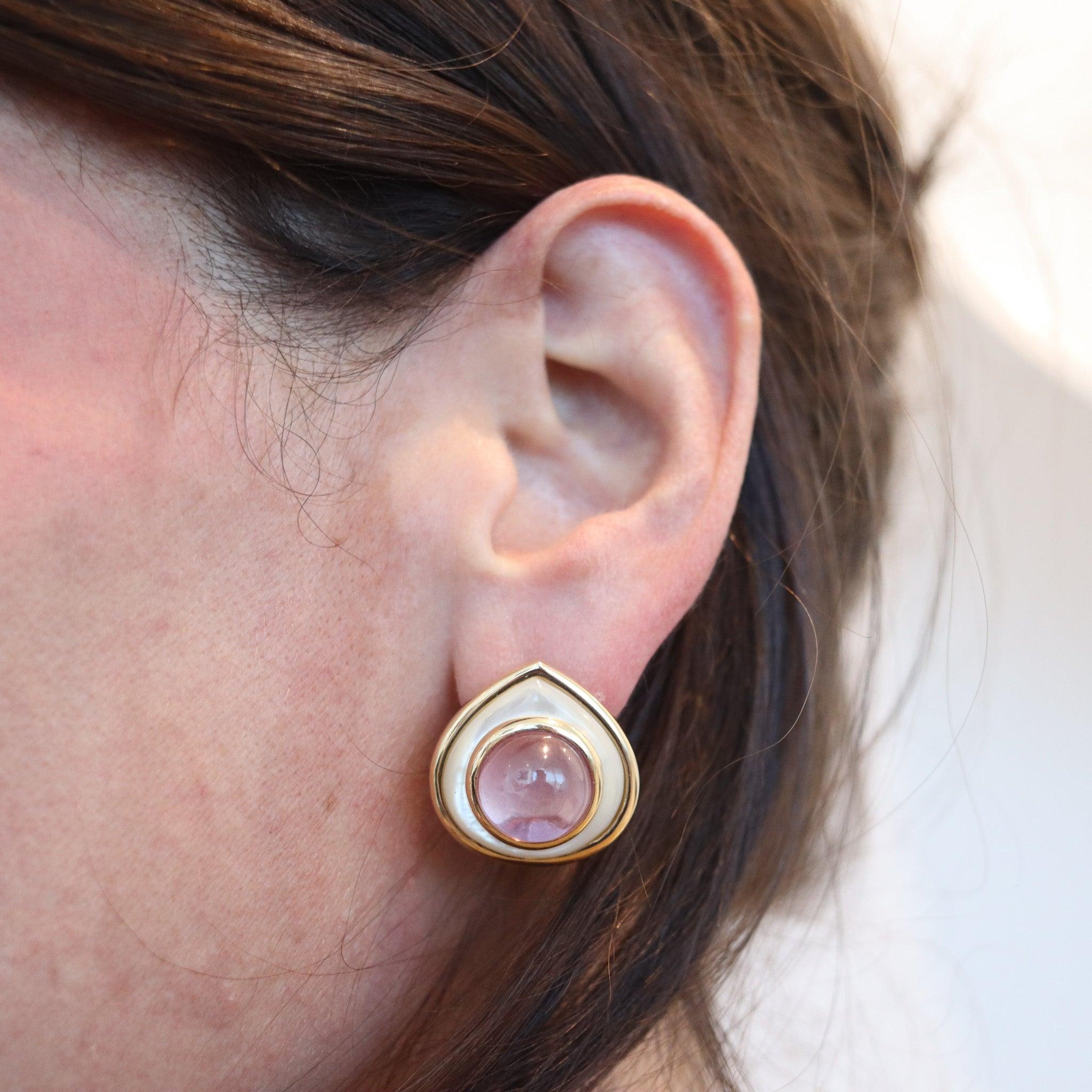 Coppia di orecchini a clip medievali disegnati da Marina B. (Bulgari).

Si tratta di un bellissimo e giovanile paio di orecchini a clip, creato a Parigi in Francia da I. A. B., nel 1981. Gli orecchini sono della collezione Medieval, realizzati a