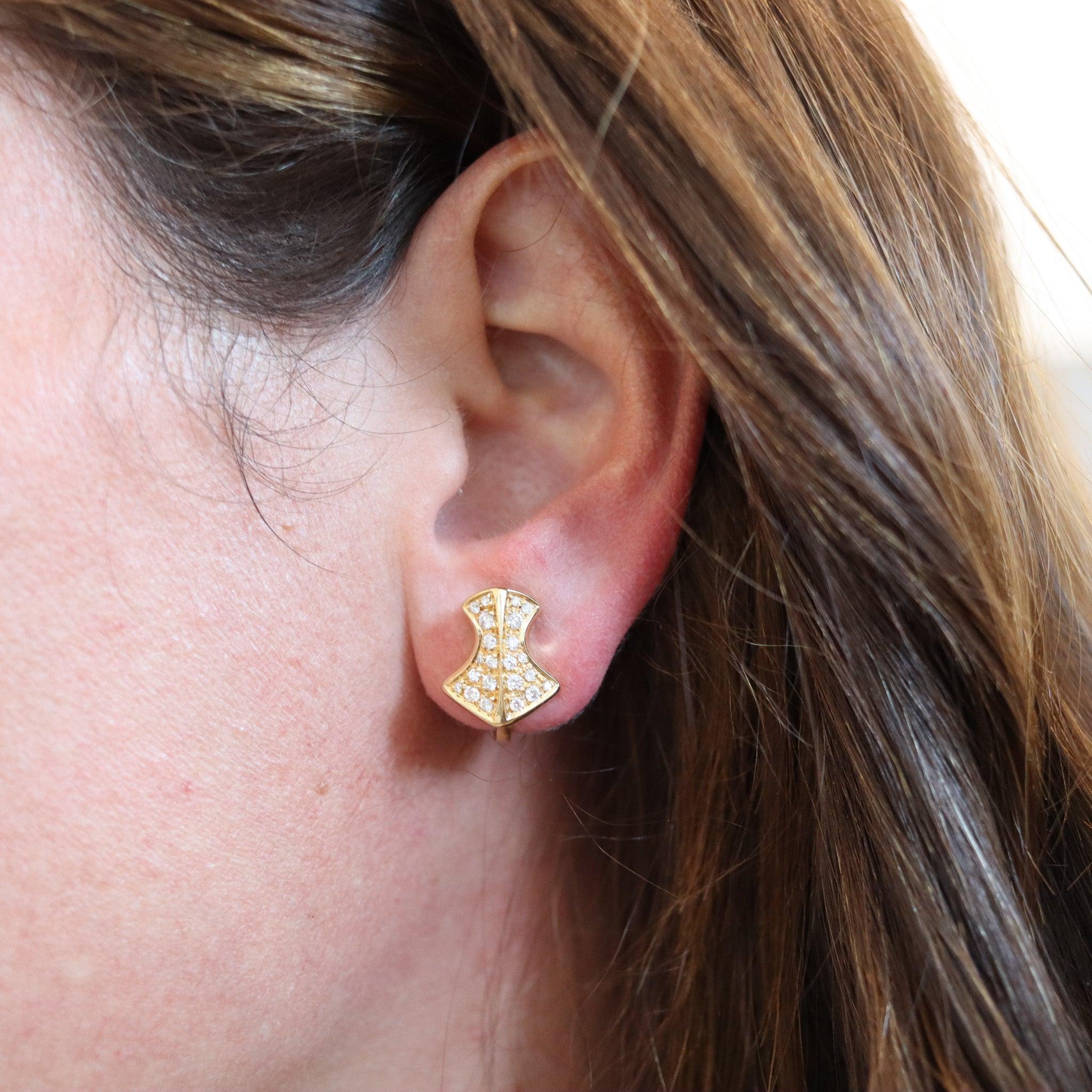 Paire de boucles d'oreilles à clips conçue par Marina B. (Bulgari).

Il s'agit d'une magnifique paire de boucles d'oreilles à clips, créée en 1981 à Milan, en Italie, par la créatrice de bijoux Marina B. Cette paire de boucles d'oreilles a été
