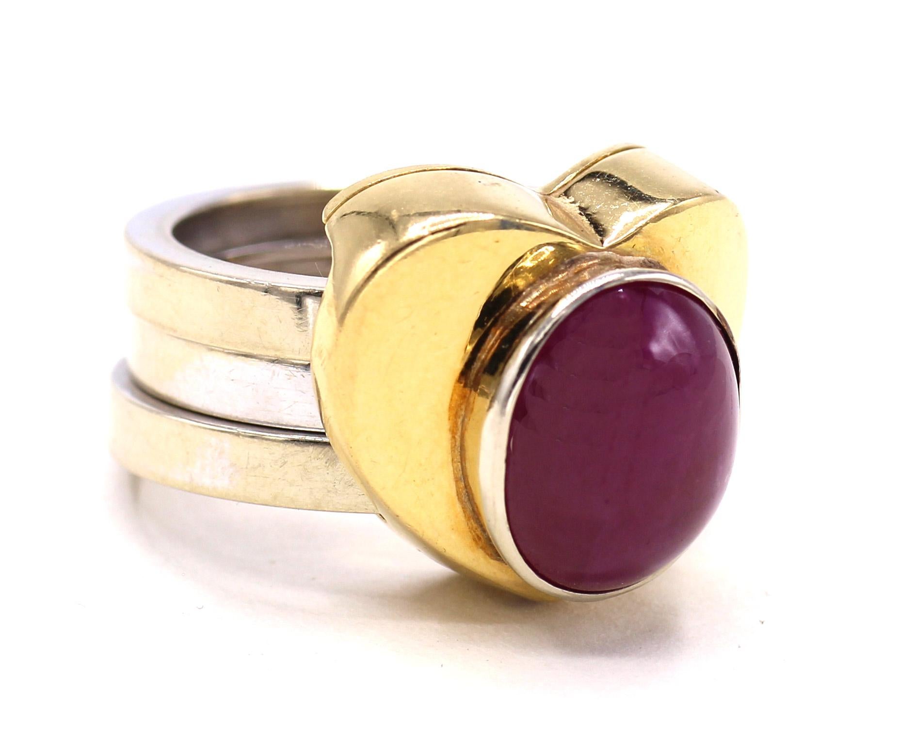 Marina B Ruby 18 Karat Gold Ring In Excellent Condition For Sale In New York, NY