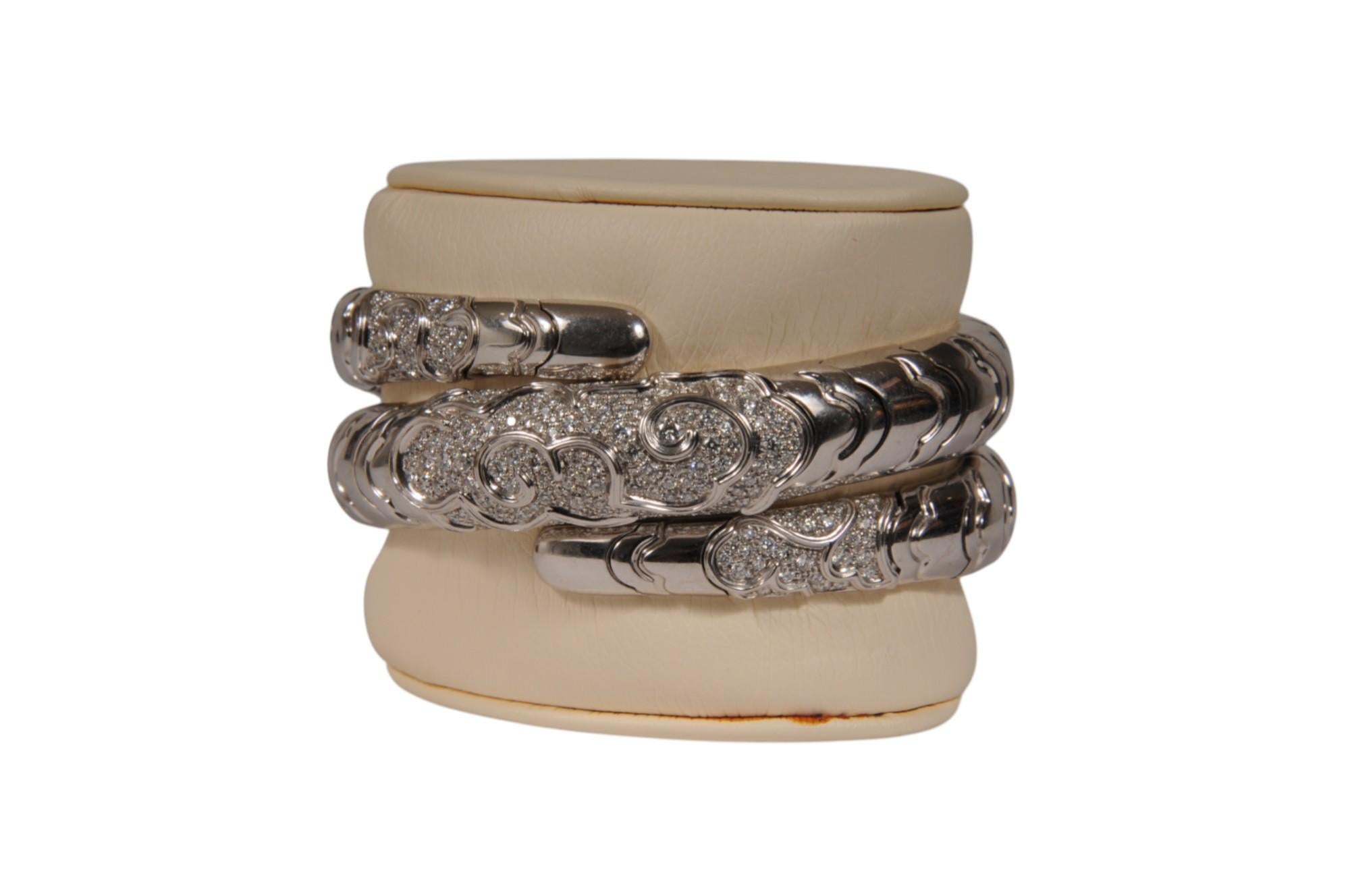 - Bandeau en or blanc enroulé, maillons festonnés, devant présentant des motifs à volutes sertis de diamants ronds.

- Les diamants pèsent au total environ 3,10 carats.



BRACELET 