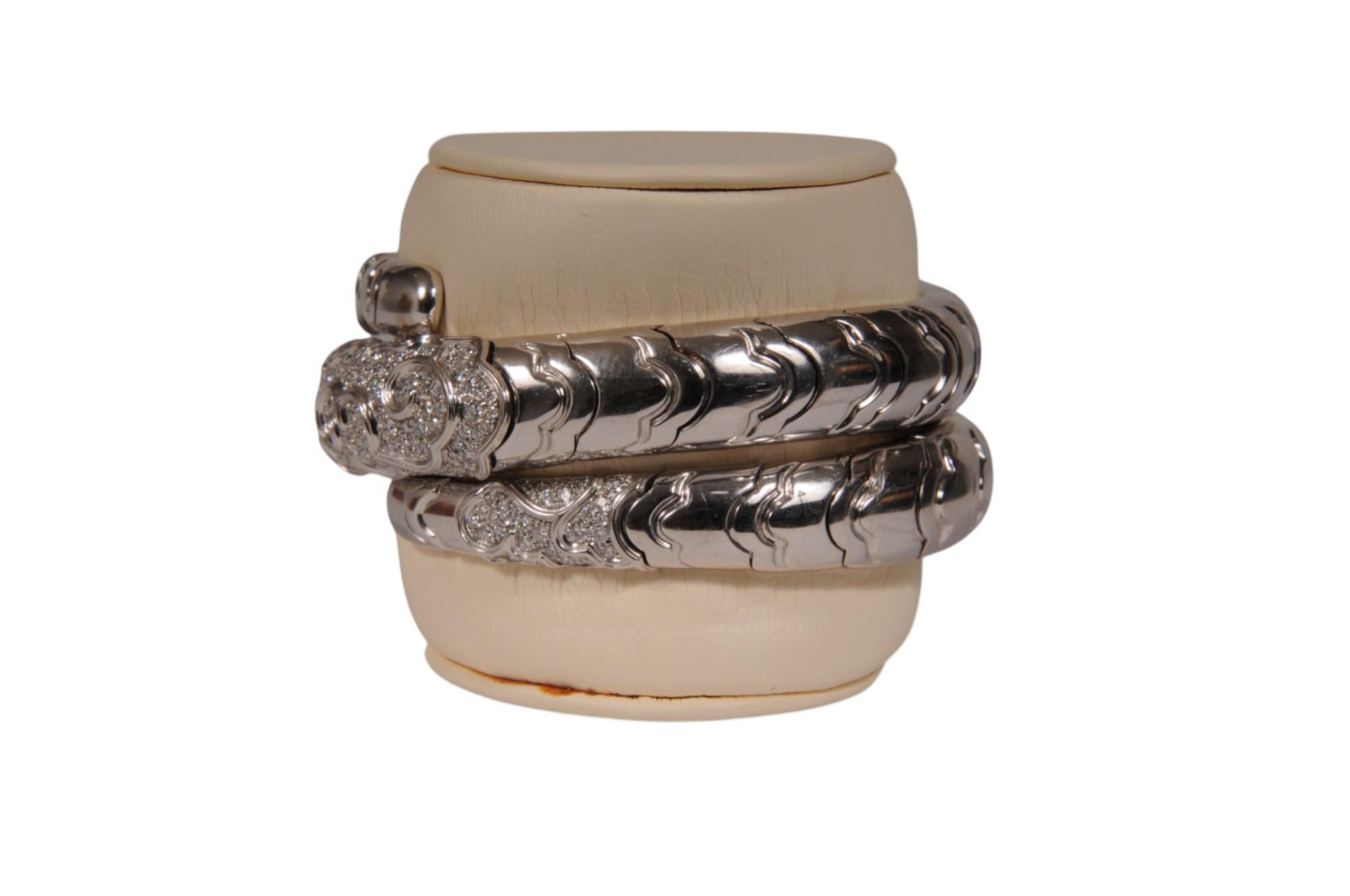 I. A B. Bracelet Onda Coil en or blanc et diamants 3.10Ct Wrist Cuff Spiral Excellent état - En vente à North Miami, FL