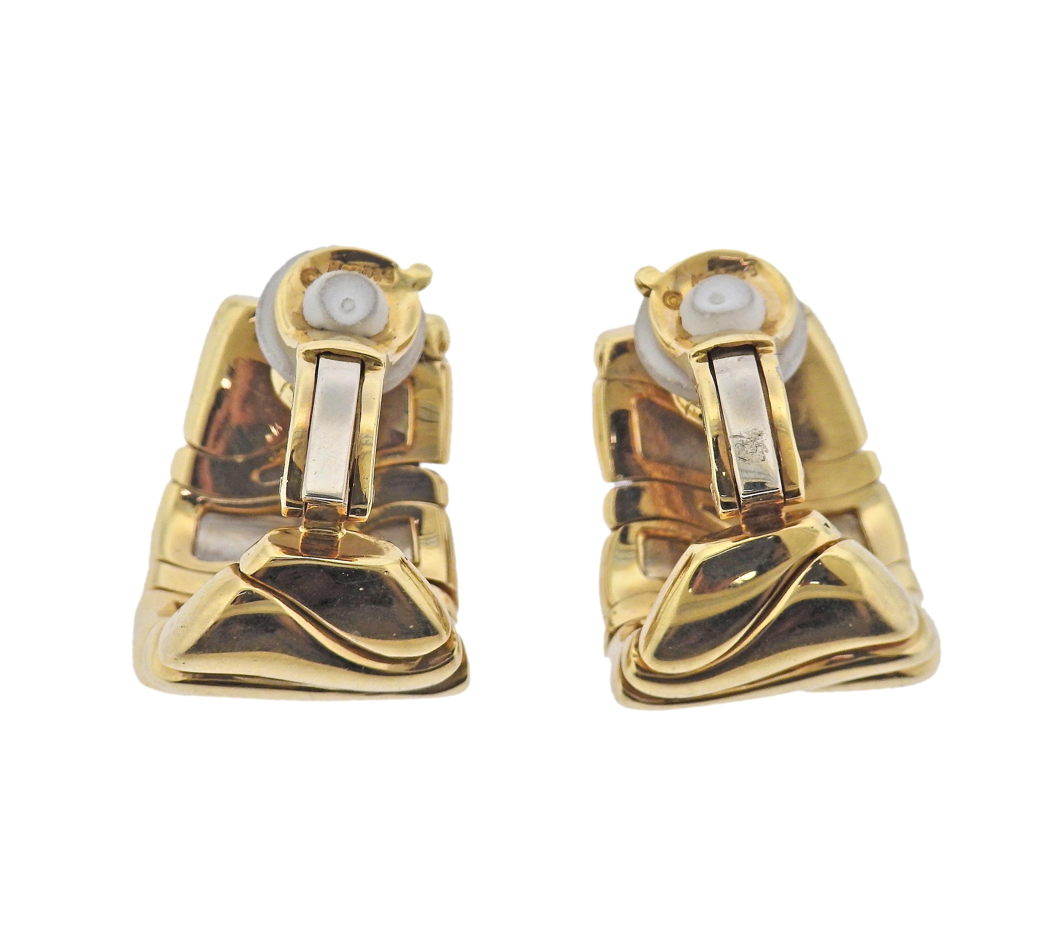 Coppia di orecchini a mezzo cerchio in oro giallo 18k di Marina B.  Gli orecchini misurano 25 mm x 20 mm. Marcato: Marina B, 750, C2436, MB. Peso - 46,5 grammi.