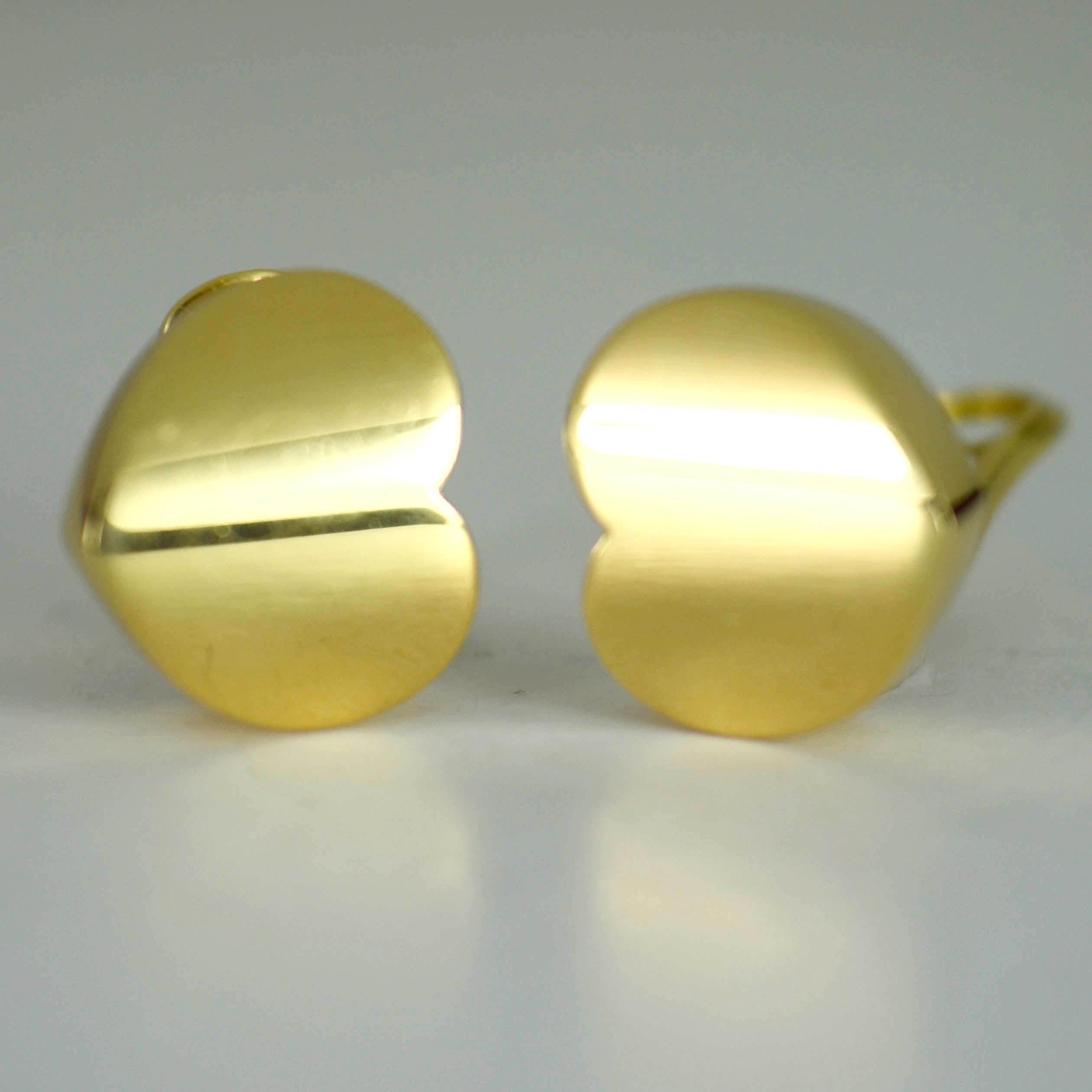 Ein Paar Ohrclips aus 18 Karat Gelbgold von Marina B in Form eines Herzens, das seitlich an jedem Ohr getragen wird. Die Ohrringe sind mit 