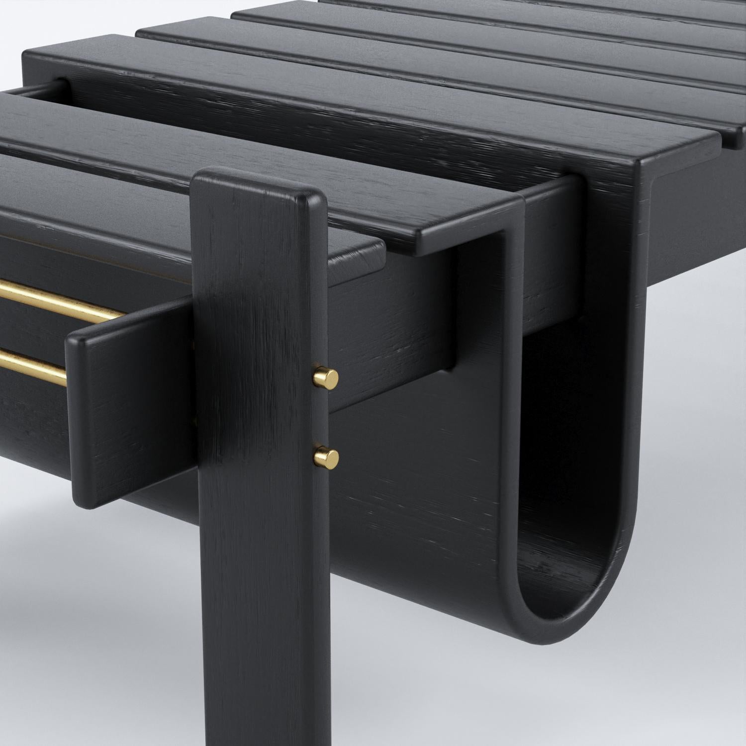 Avec un design ancré dans la clarté structurelle et la précision minimaliste, le banc Marina de Bruno de Carvalho réimagine la forme du banc grâce à l'utilisation disciplinée d'un profilé à section unique. Les lattes et les pieds partagent la même