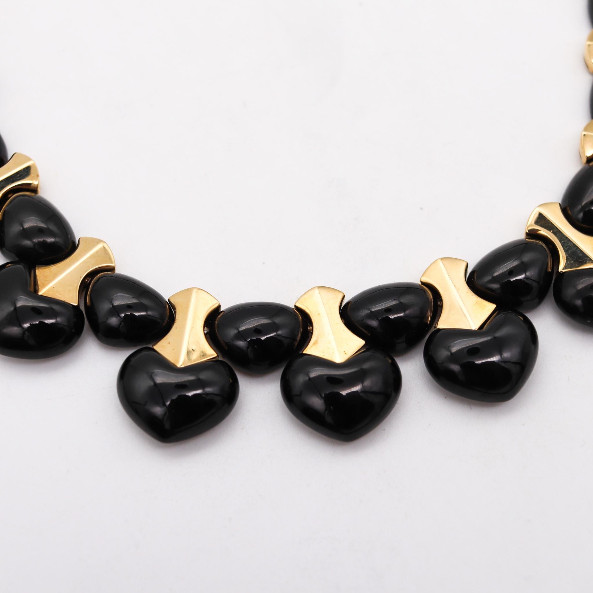 Ciao necklace and earrings designed by Marina B.

This is a beautiful vintage parure set from the Ciao collection, composed by a necklace and a a pair of earring created in Milano Italy by the iconic Marina Bvlgari, back in the 1996. They was