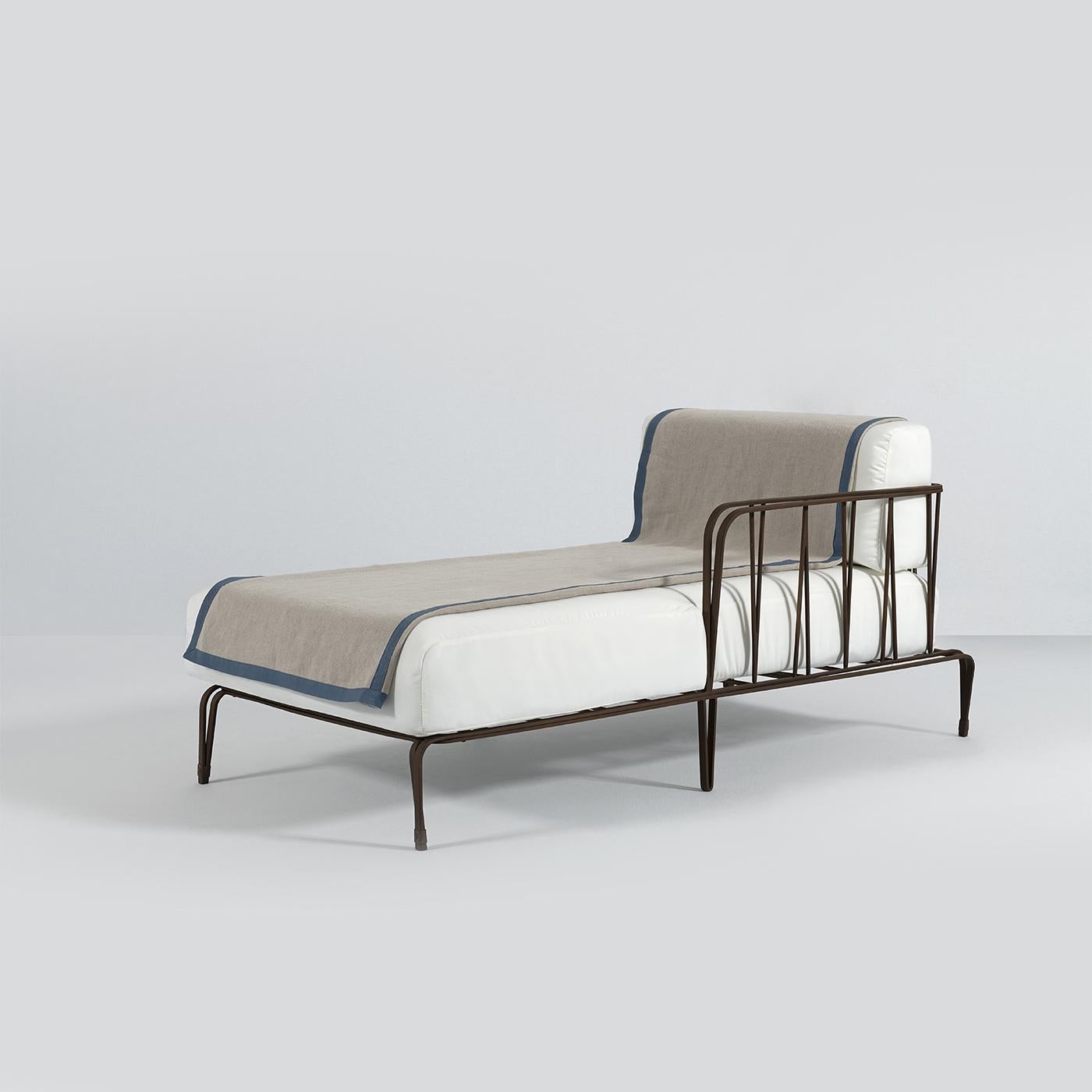 The Marina chaise longue fuses old with new, boasting a traditional Florentine brown stainless steel frame with a galvanized powder-coated finish. Its timeless allure is accentuated through its sleek white design, upholstered in outdoor fabric for