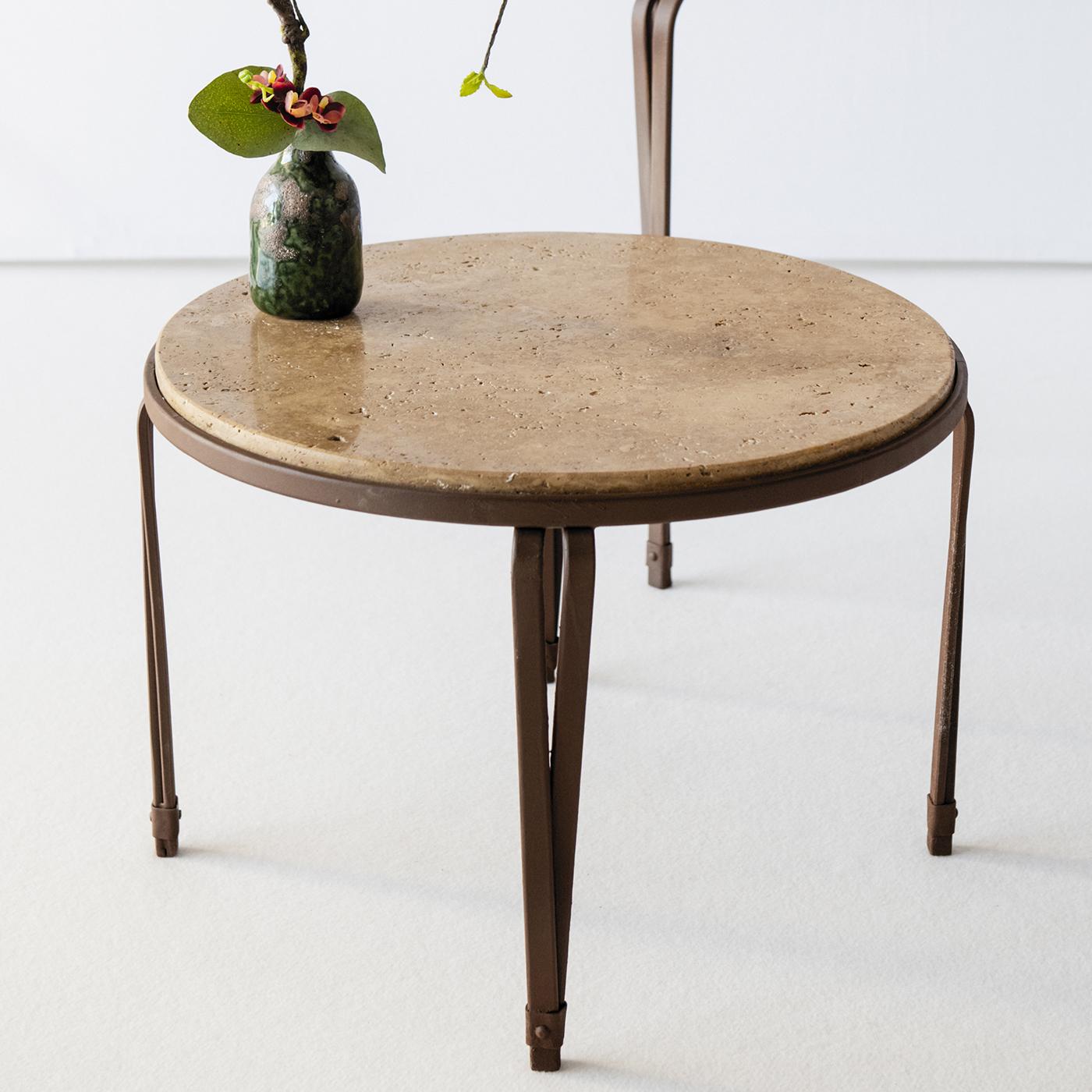 Inspirée des designs florentins traditionnels, la table basse Marina est dotée d'une belle base en acier inoxydable. Surmontée d'un plateau en travertin noyer, cette table d'extérieur est définie par des lignes épurées pour une allure intemporelle.
