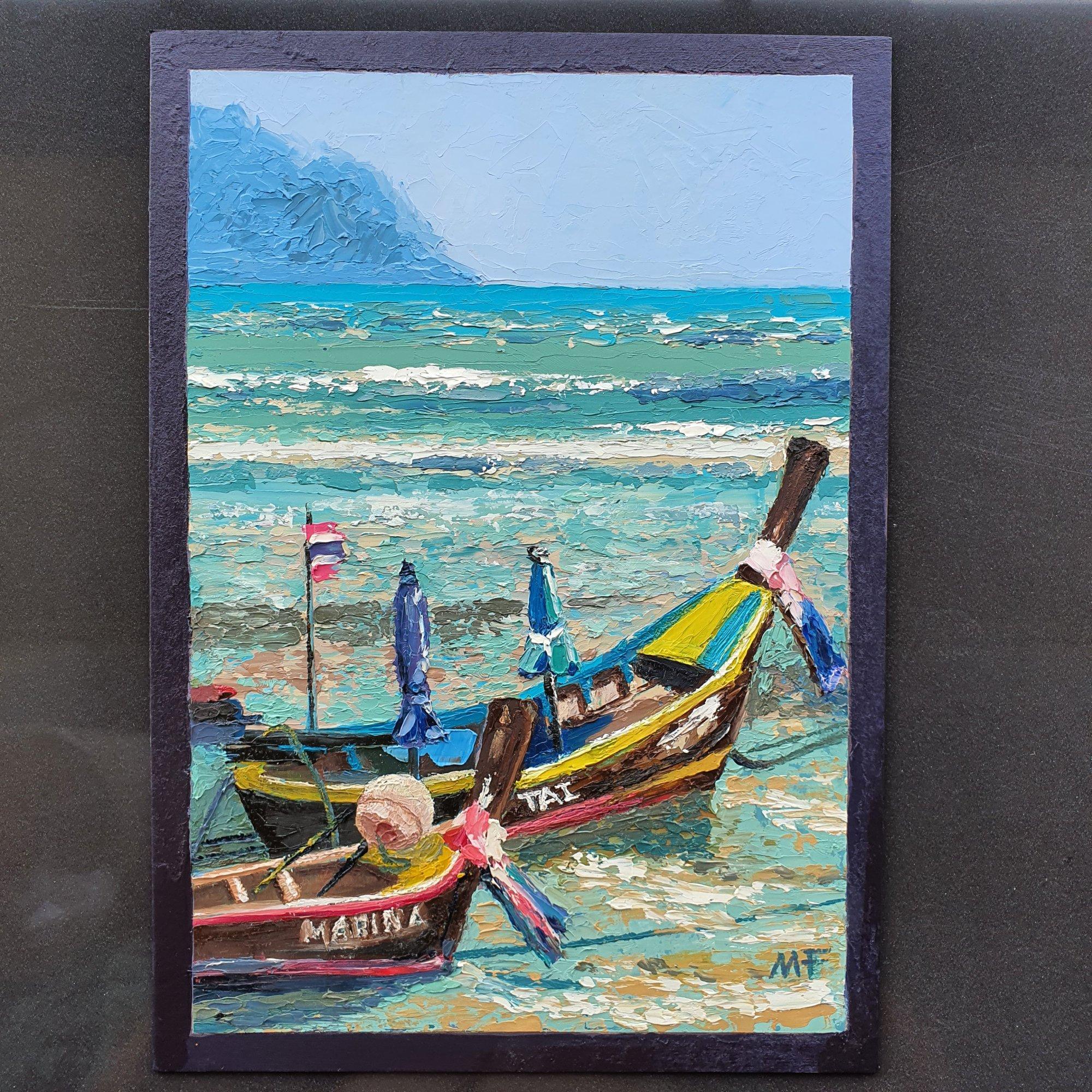 Un cuadro original de paisaje marino que da vida a la esencia de la belleza de la isla. Con una formación rocosa cubierta de árboles y ricamente texturizada, rodeada de impresionantes aguas verdeazuladas, esta obra de arte es perfecta para añadir un