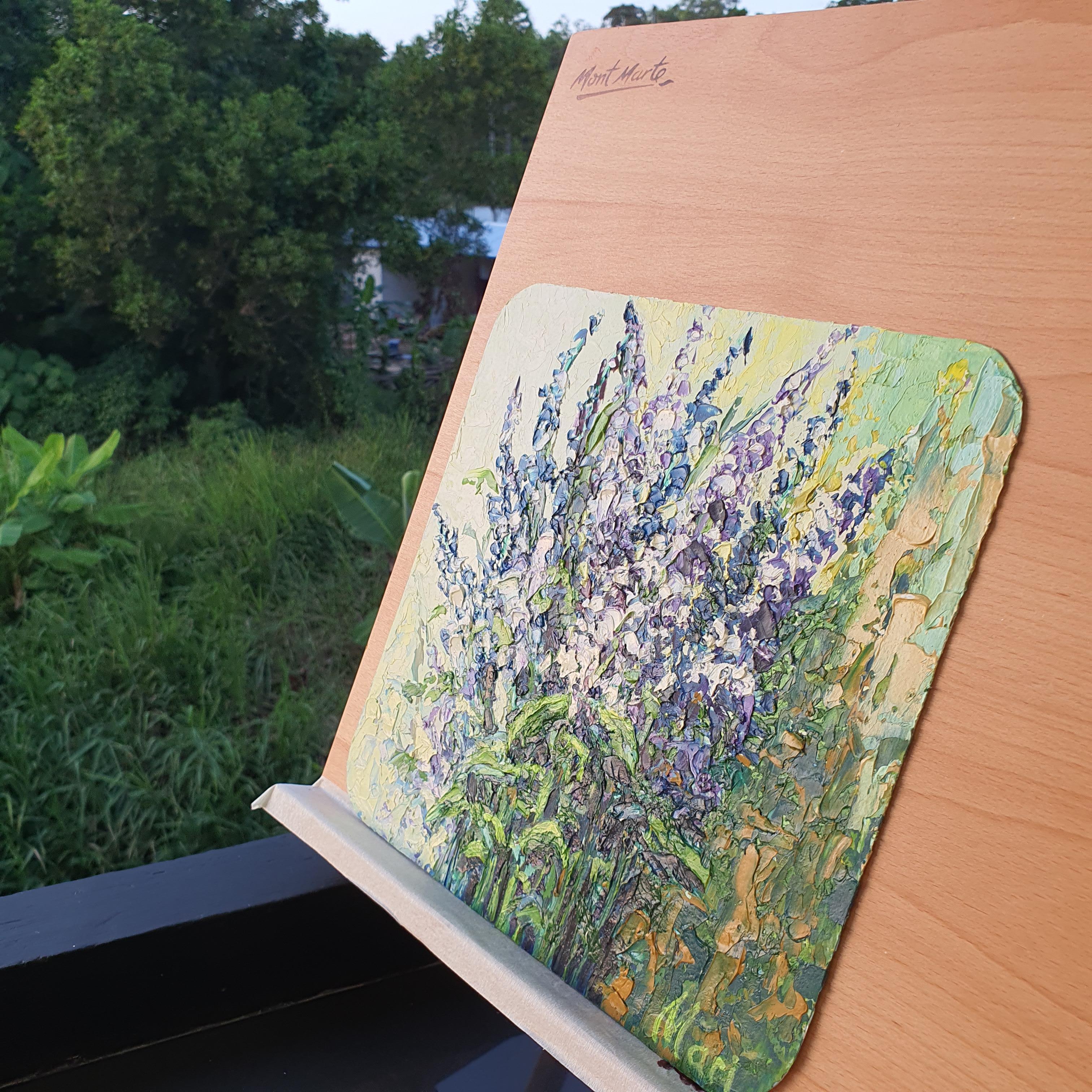 Un bellissimo quadro con bouquet di lavanda, realizzato con pennellate decise e strutturate. I colori vivaci e i ricchi strati gli conferiscono un aspetto realistico, dando un tocco di naturale eleganza all'arredamento della tua casa.