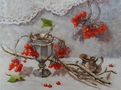 "Racimos de viburnum rojo en una taza de metal"