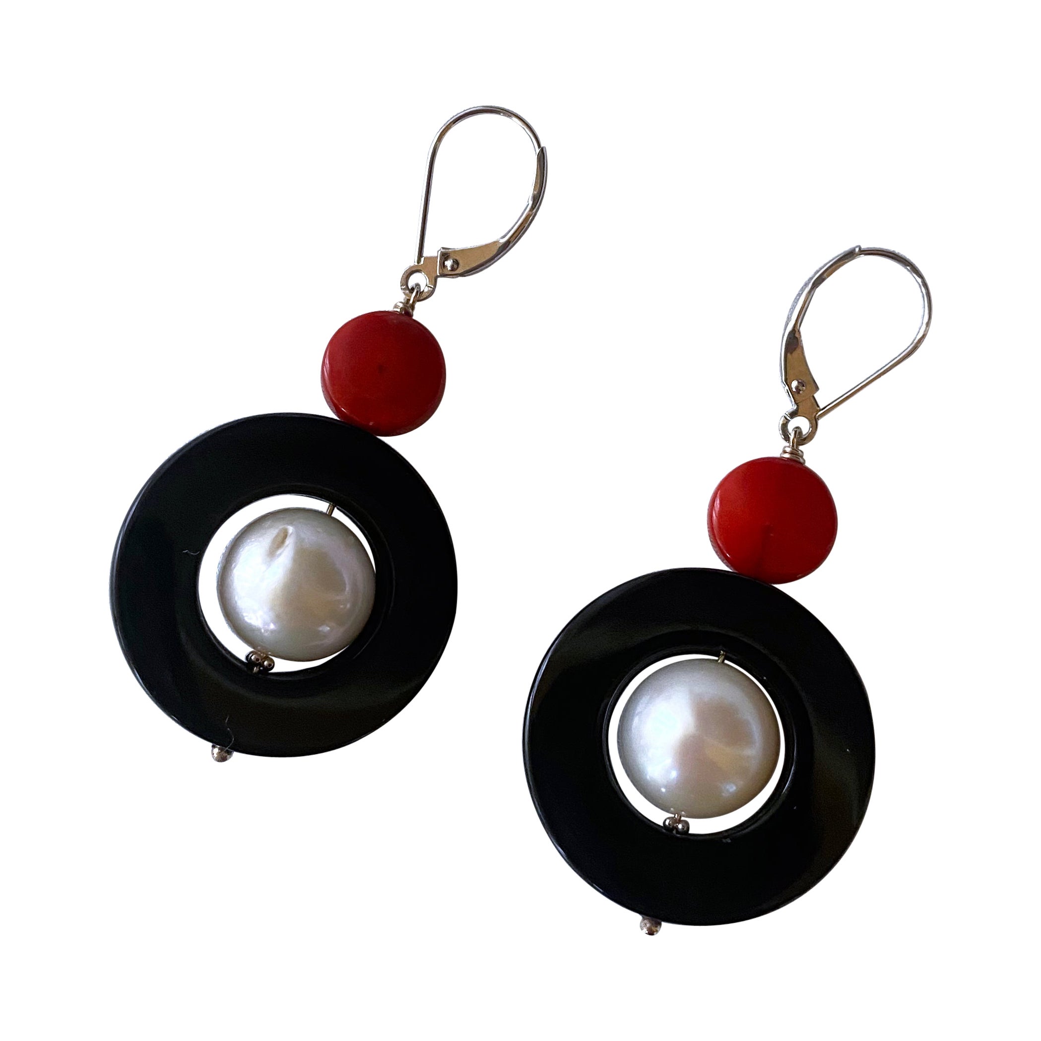 Marina J. Pendientes de oro de 14k, perla, ónix negro y coral mediterráneo con cierre de palanca