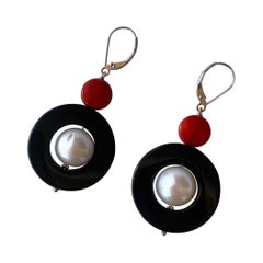 Marina J. Pendientes de oro de 14k, perla, ónix negro y coral mediterráneo con cierre de palanca