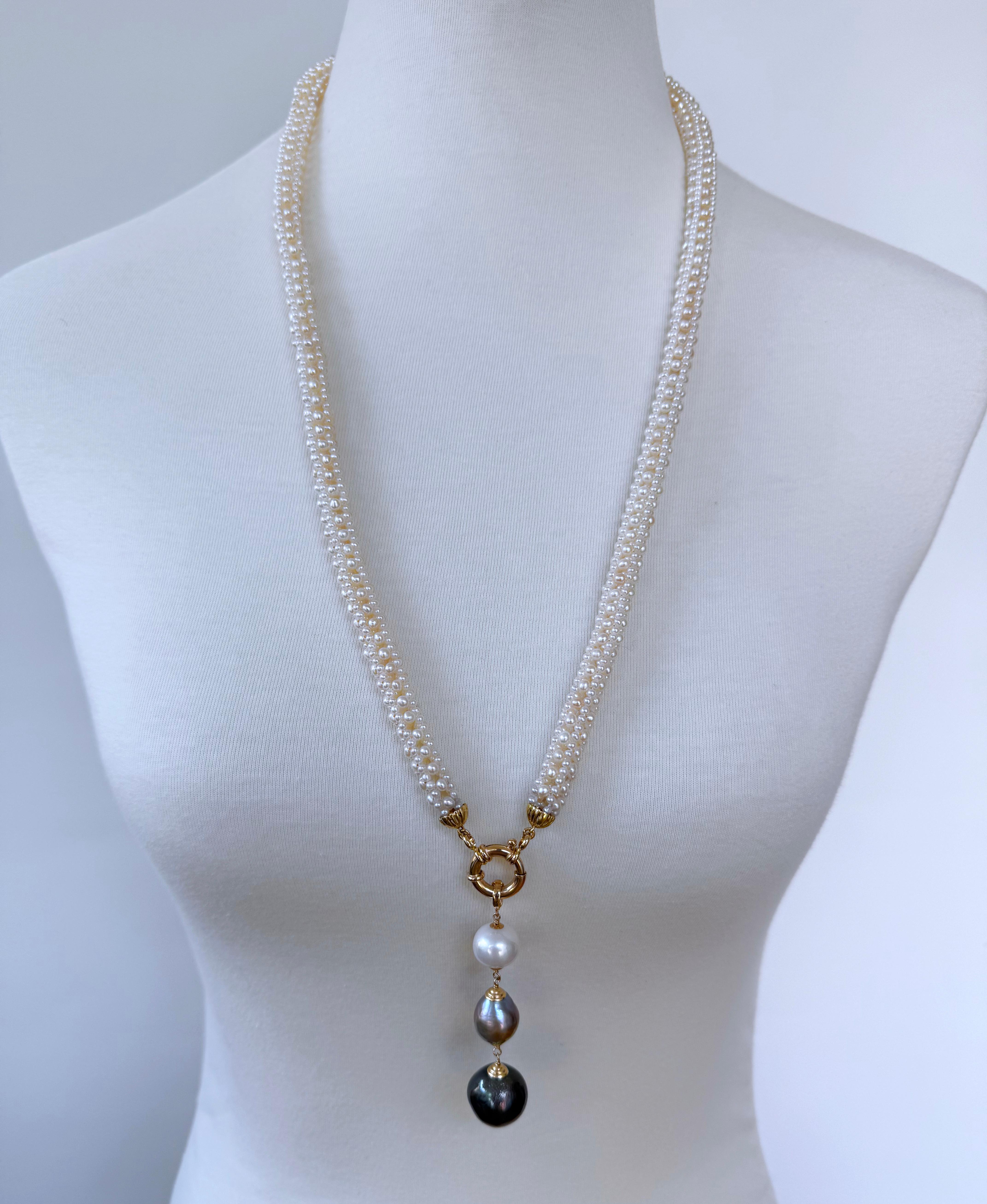 Las finas perlas de siembra se entretejen intrincadamente en una columna cuadrada tridimensional. La columna Perla presenta un magnífico diseño tipo encaje. Con una longitud de 29,5 pulgadas sin borla, ambos extremos del Collar tejido de perlas se