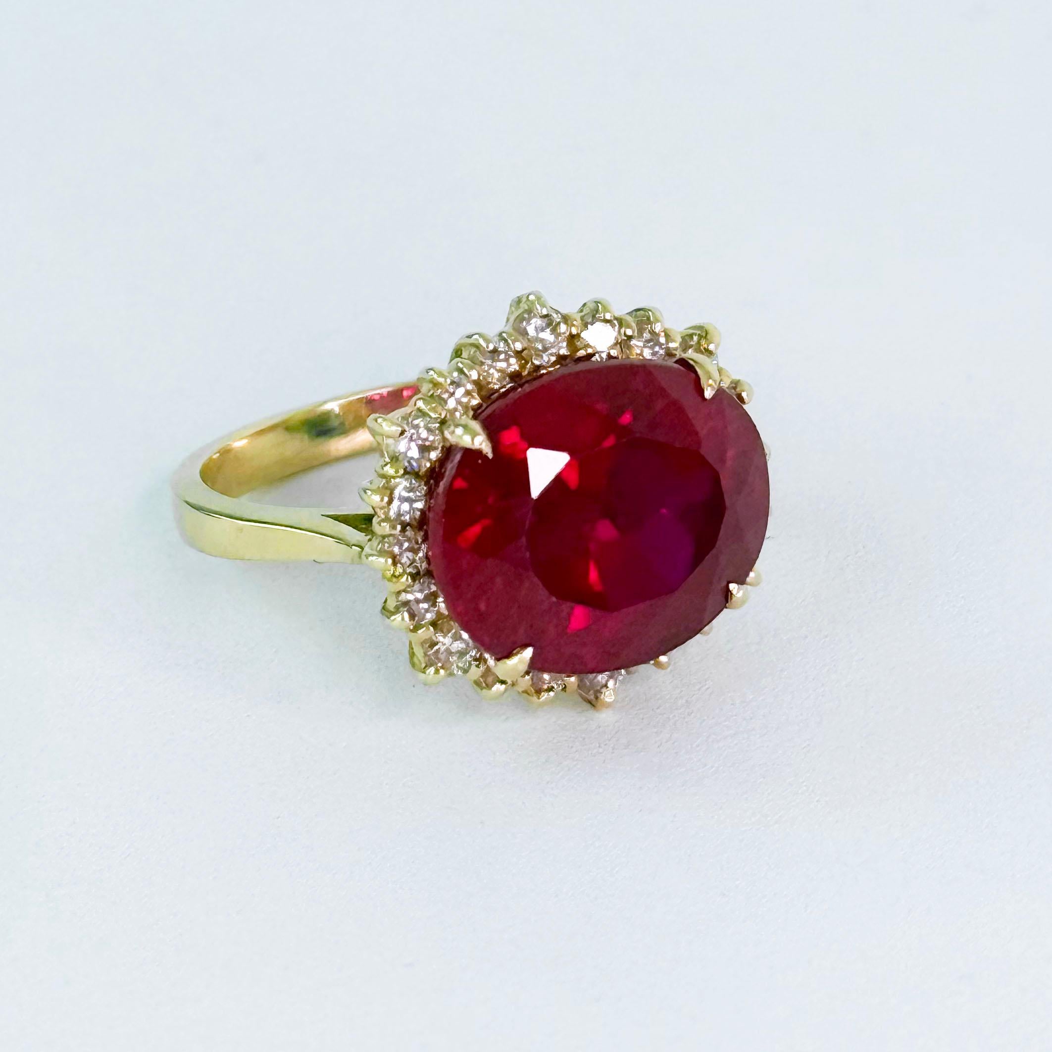 Magnifique bague en or jaune 14k, rubis et diamants, par Marina J. 
Cette bague contient un superbe rubis de 9,5 carats, serti clos, dont la couleur est rehaussée et qui irradie de magnifiques teintes rouges, parfaitement mises en valeur par l'or